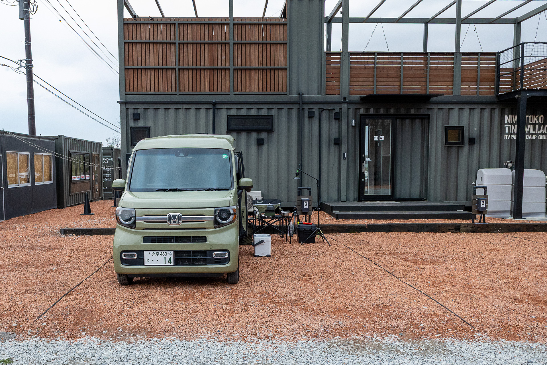 クルマを端に寄せて停めてみた。横にはこれだけのスペースが余る