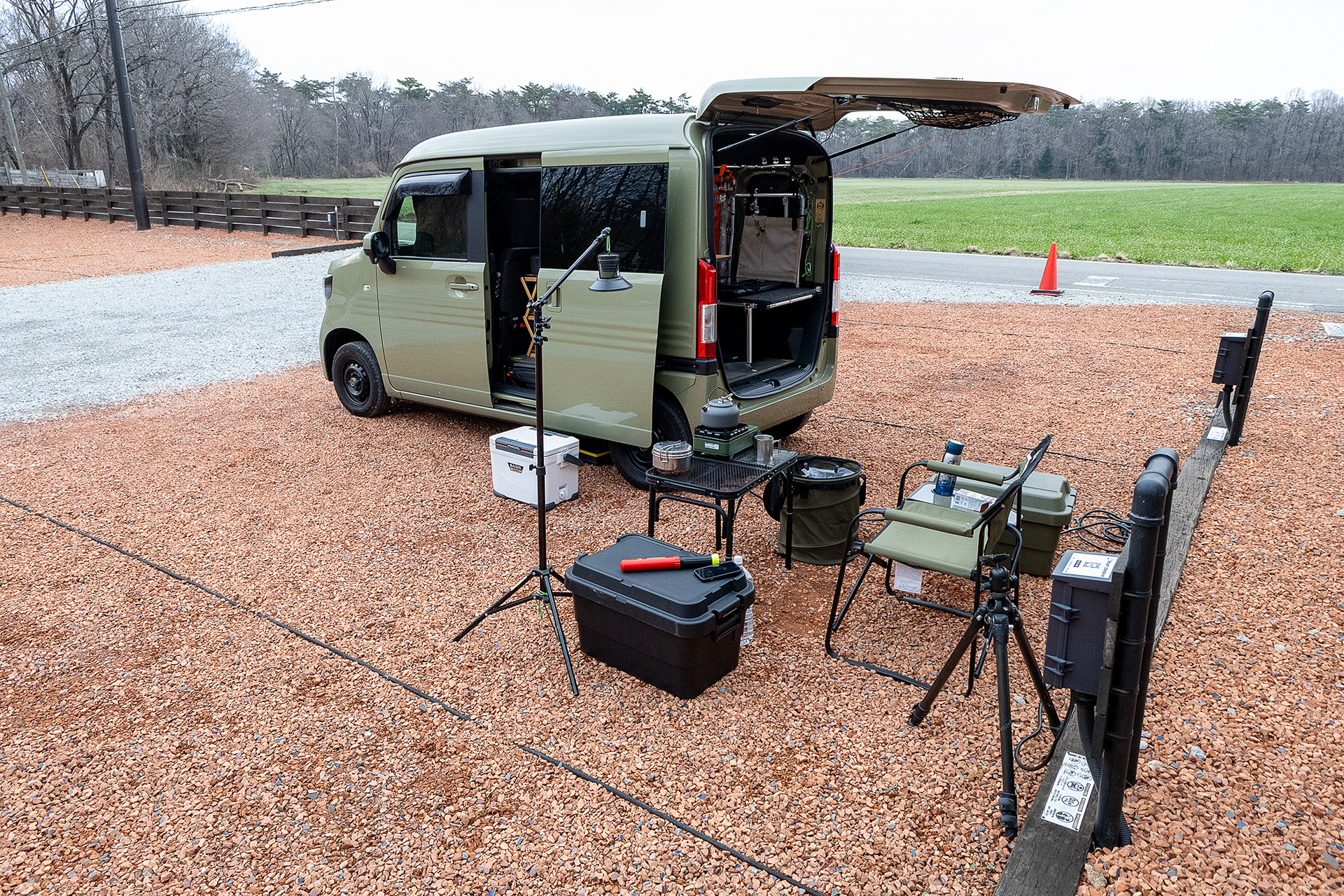 クルマの後方にテーブルなどを広げてみた。ゆったりとした配置が可能なので、狭さは全然感じなかった。軽バンであればカーサイドタープは普通に使用できそう