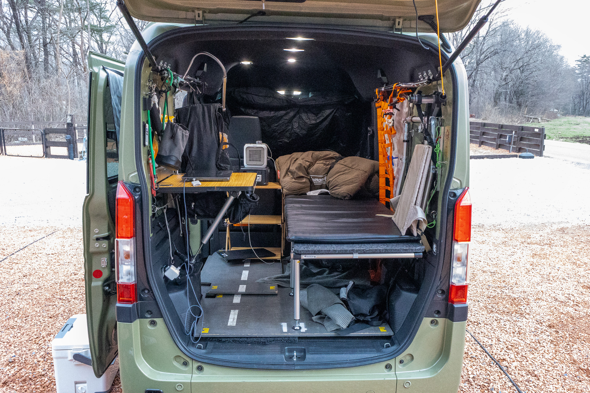 たまにはN-VANのなかも紹介。ベッドキットは折りたたんで壁面に収納できるタイプを使用。テーブルも同じく畳んで壁面に収めることができるので、車中泊をしていないときは普通にN-VANのスペースを活かせる。キャンピングカーまでは必要ないけど、車中泊はしたいという場合はお勧めの装備だ。どちらも「匠台ベース」というブランドのもの。自社Webサイトなどで販売している