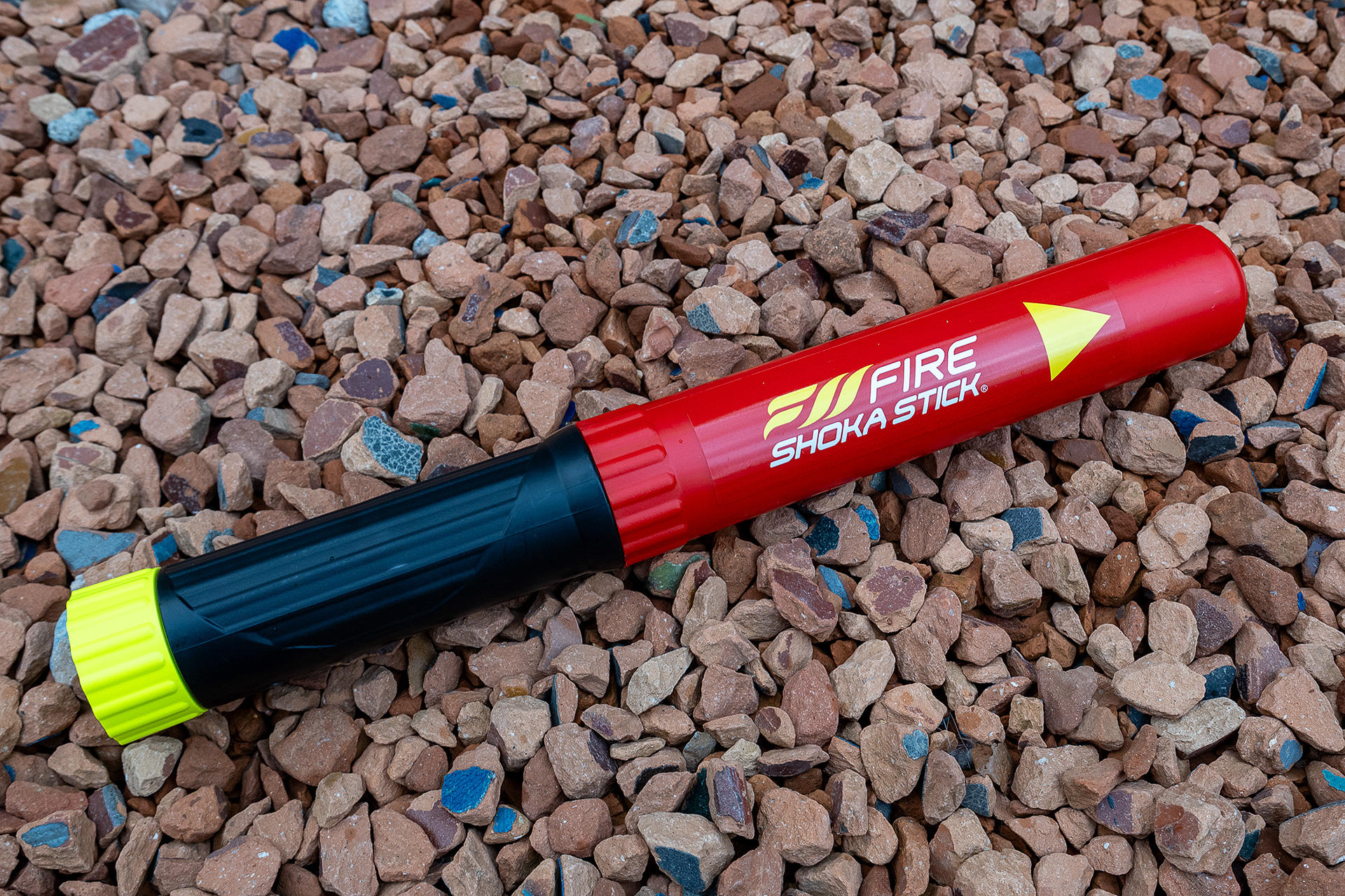 焚き火をするなら消化器を用意しておきたい。筆者が備えているのは「ファイヤーショーカスティック」。電気や油の火災にも対応でき、薬剤が金属などに対して悪影響をおよぼさないので、エンジンや電気部品にも使用できる