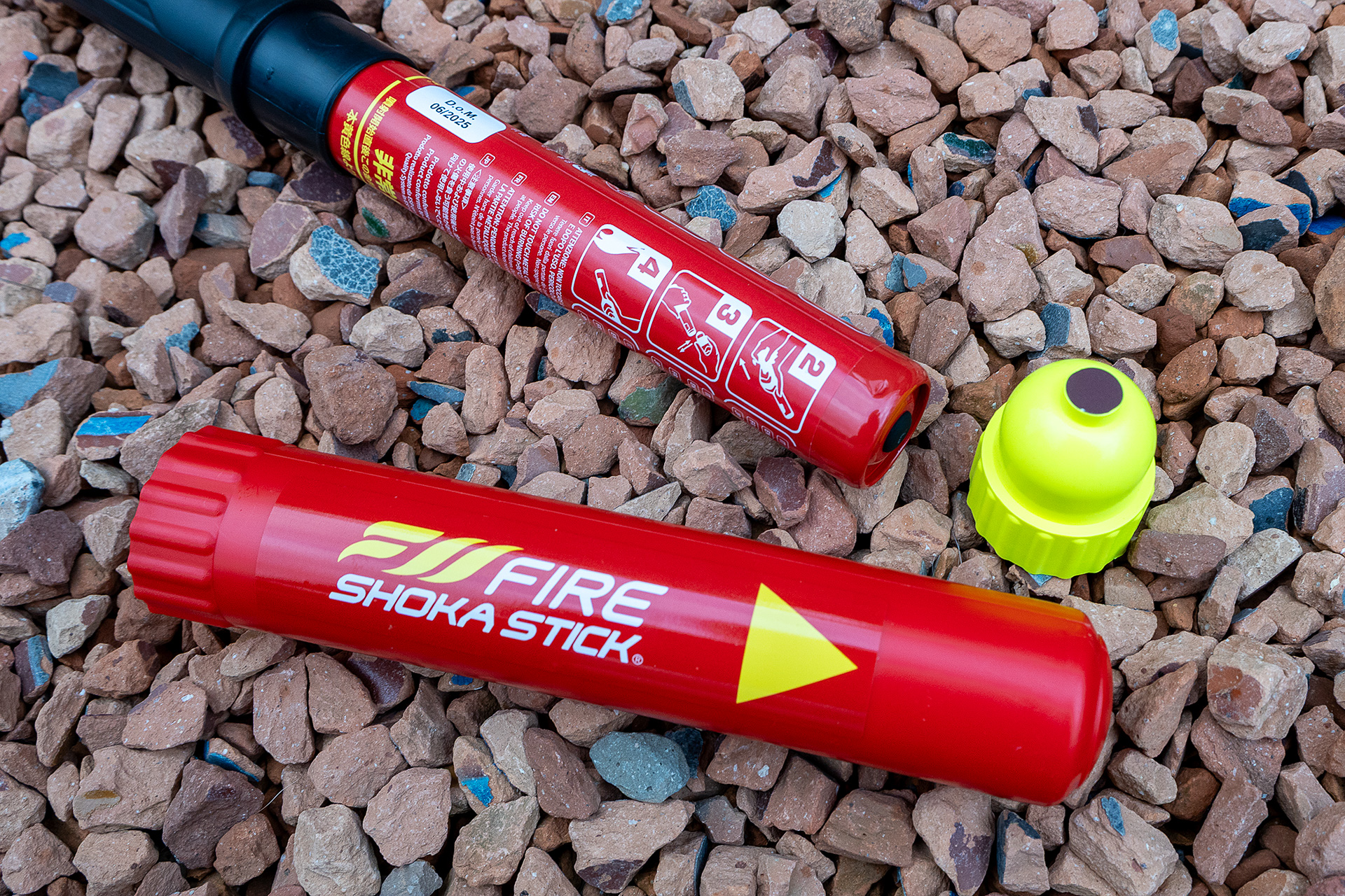 筆者の手持ちは消化剤の噴射時間が100秒以上と長いタイプ（FSS-100）。先端部を黄色いキャップで擦ると消化剤が噴射される。1分以上噴射できるという性能は「心の落ち着きを取り戻す余裕がある」とも言える