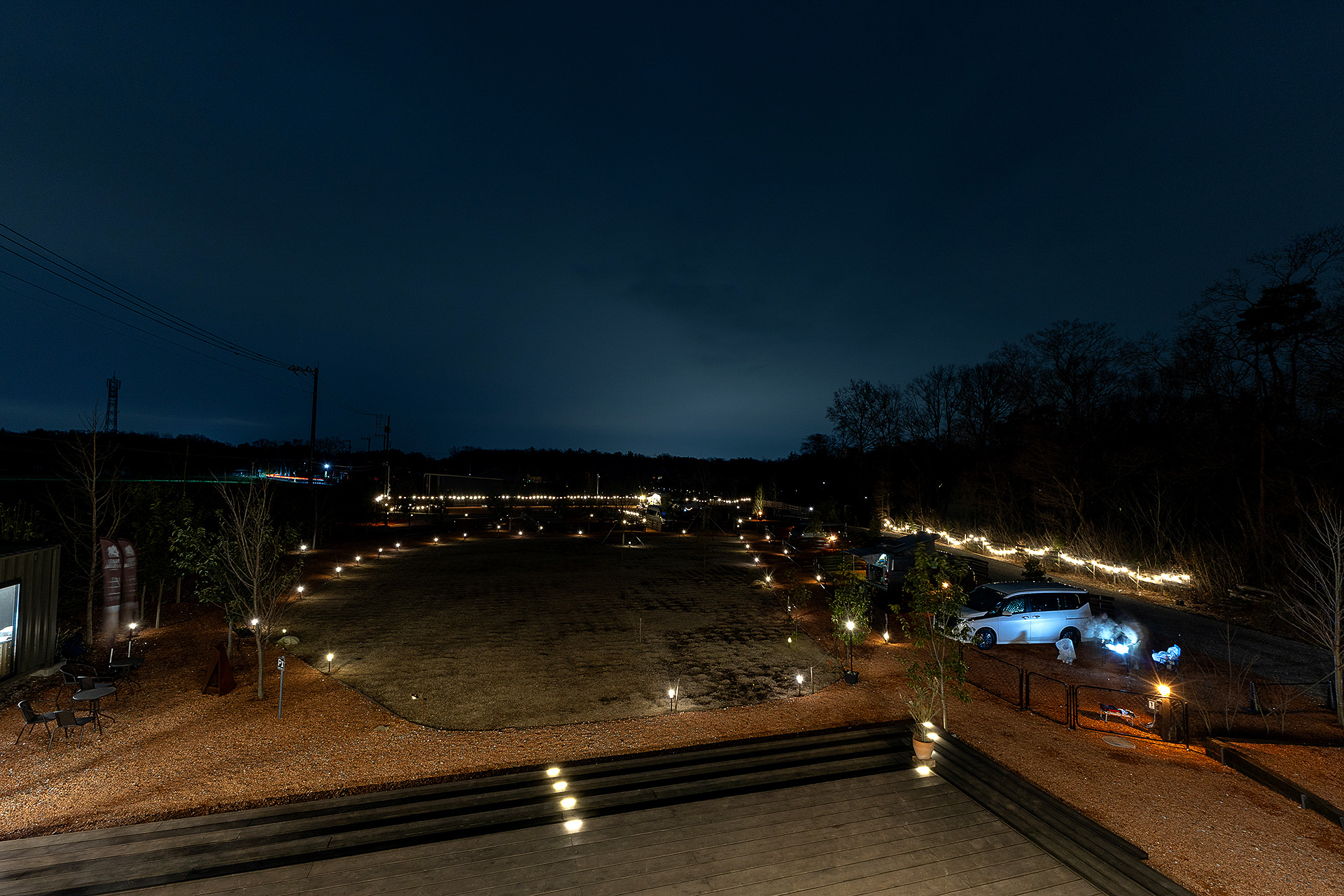 取材日は曇り空だったので星の撮影はできなかった。代わりに、サニタリー棟の上から芝生側サイトを撮影してみた