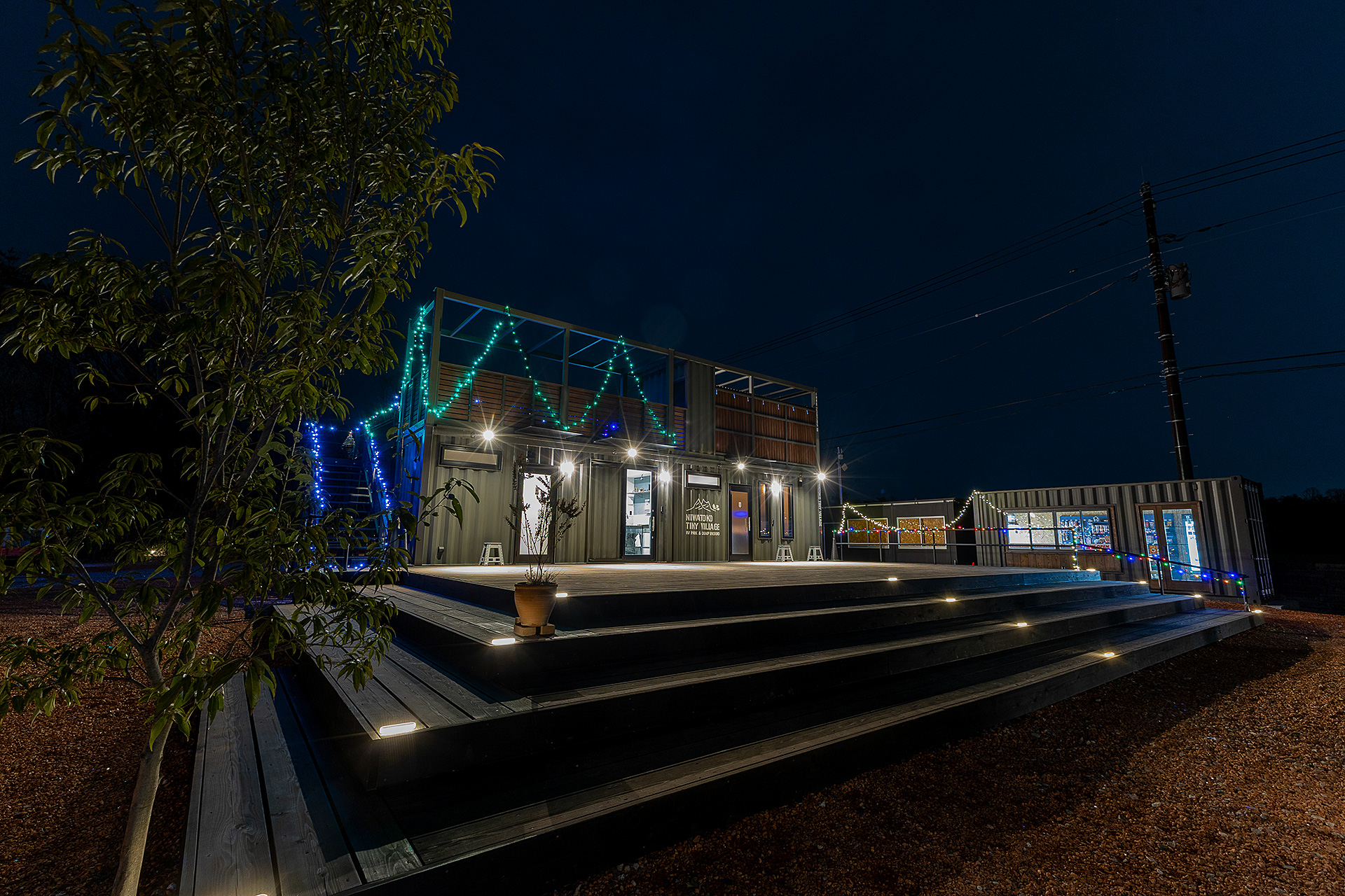 サニタリー棟も撮ってみた。夜間はこのように照明が付いているので、トイレに行く際に手持ちのライトは不要