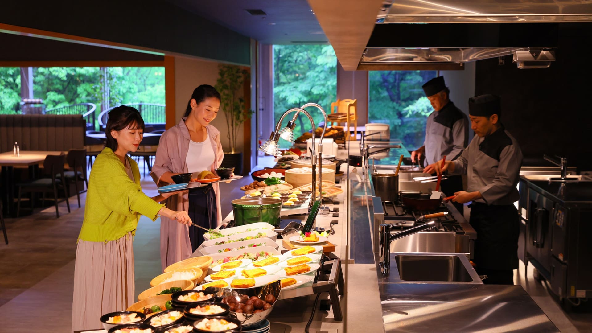 夕朝バイキングはライブキッチンで調理