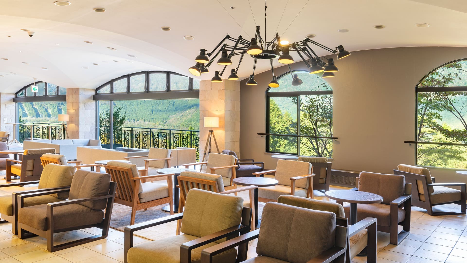 ドリンク片手に自由に過ごせる暖炉ラウンジ。季節のアフタヌーンティーも注文できる