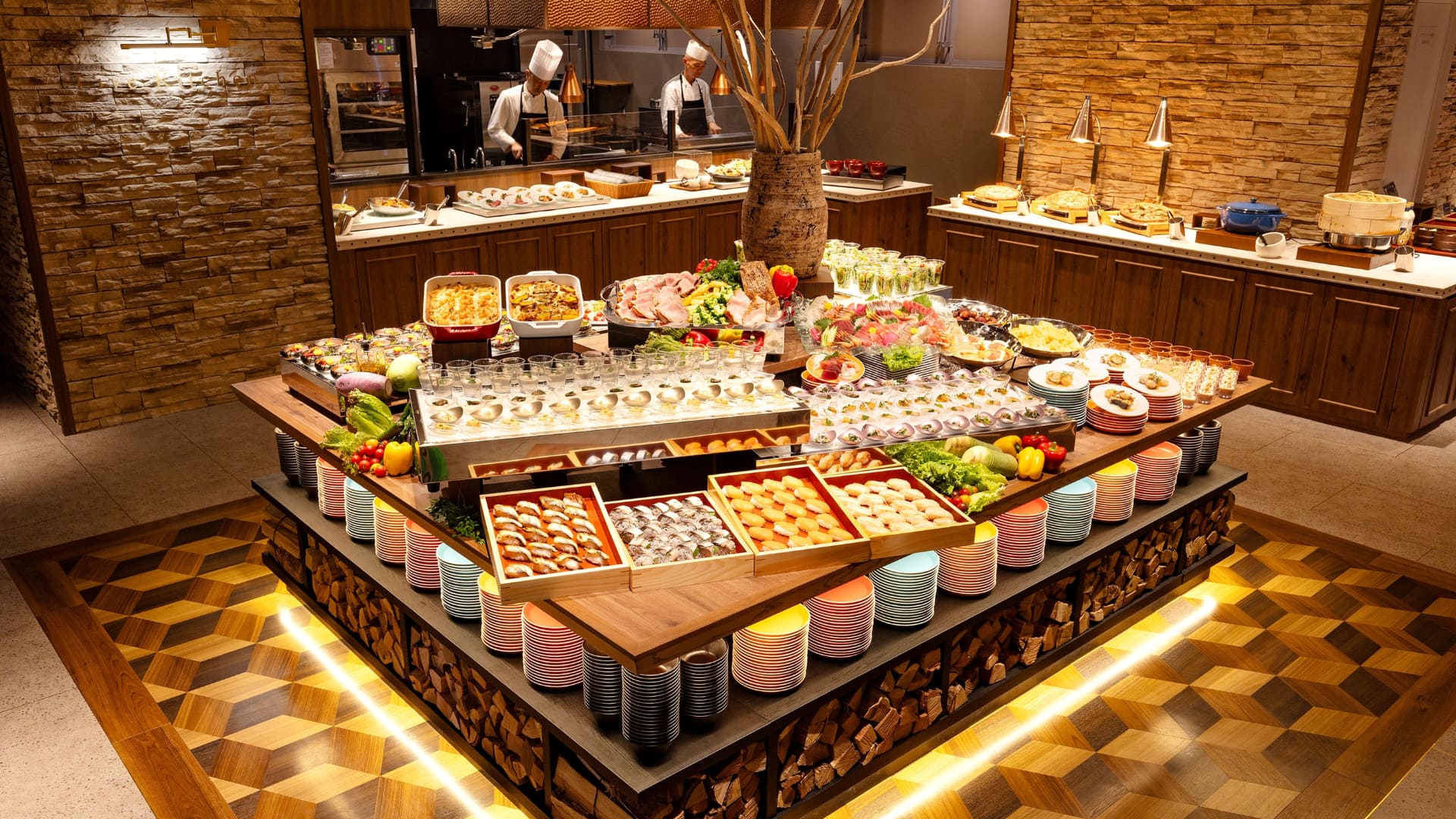 寄木細工を装飾に取り入れた和モダンレストラン「PARQUET（パルケ）」。地産地消グルメからお寿司、デザートまで食べ放題