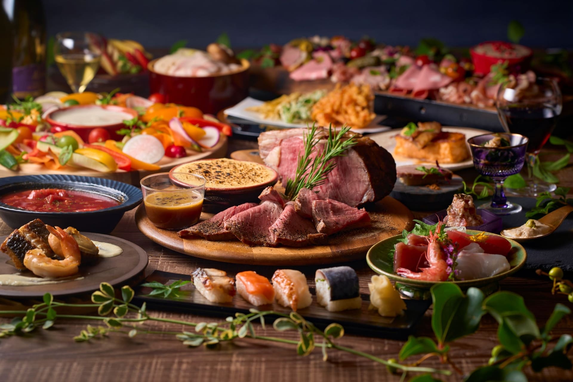 寄木細工を装飾に取り入れた和モダンレストラン「PARQUET（パルケ）」。地産地消グルメからお寿司、デザートまで食べ放題