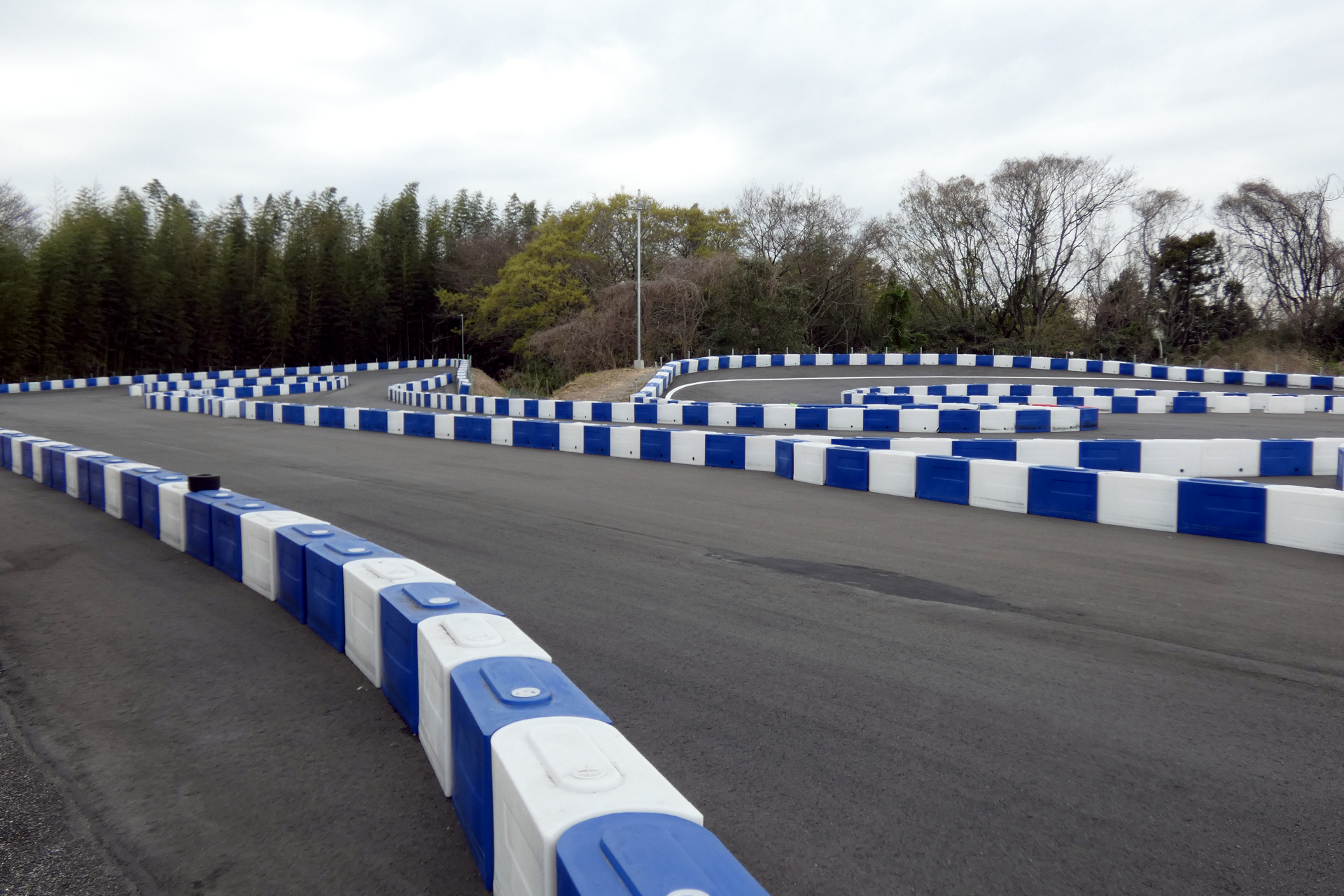 バンク角がついた2つのコーナーが特徴