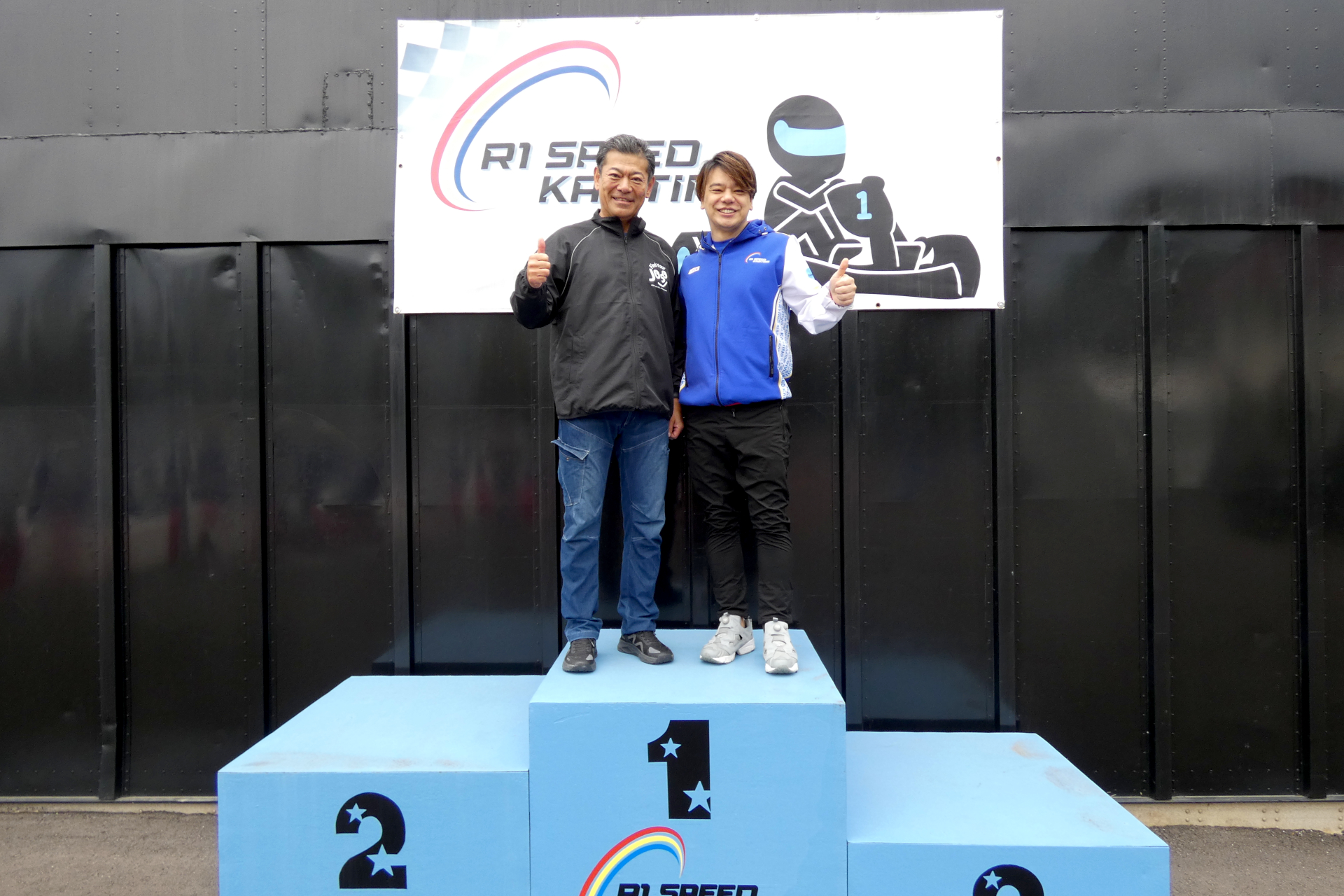 神達氏と三浦氏が表彰台で記念撮影