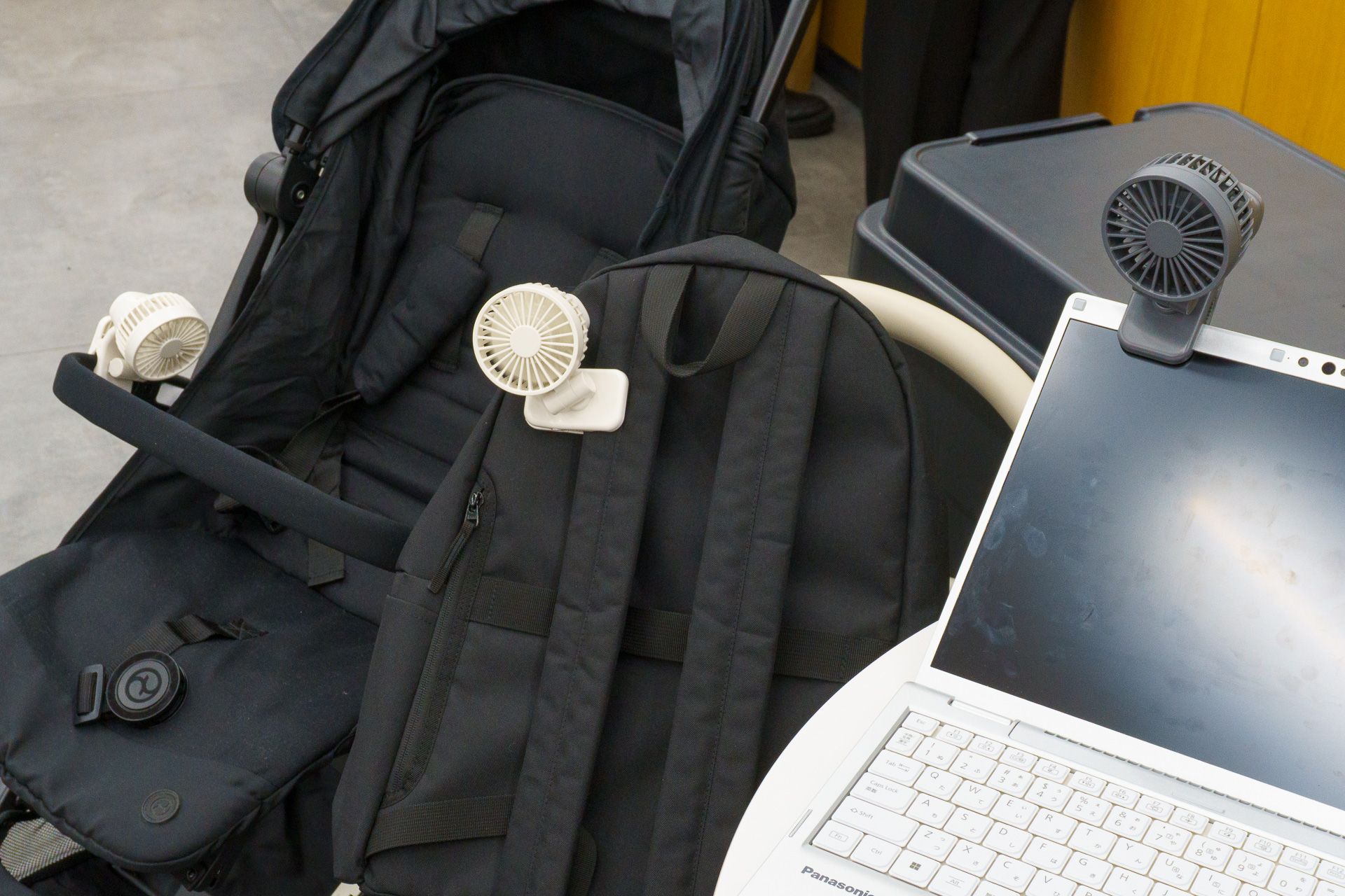 「置いても使える充電式クリップファン ミニ」（各1990円）は、ベビーカー・リュック・PC・日傘など、さまざまな場所に取り付けられる