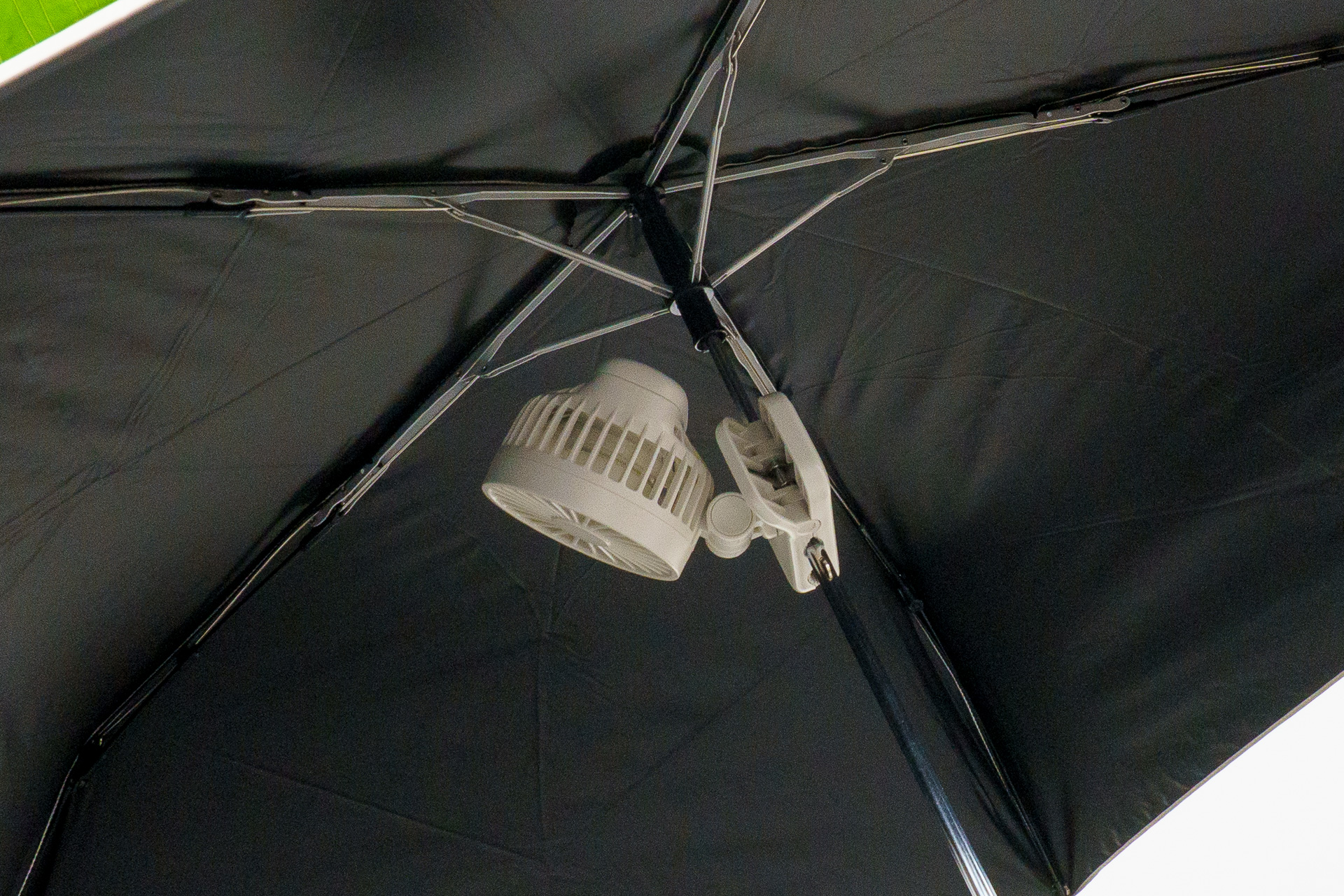 「置いても使える充電式クリップファン ミニ」（各1990円）は、ベビーカー・リュック・PC・日傘など、さまざまな場所に取り付けられる