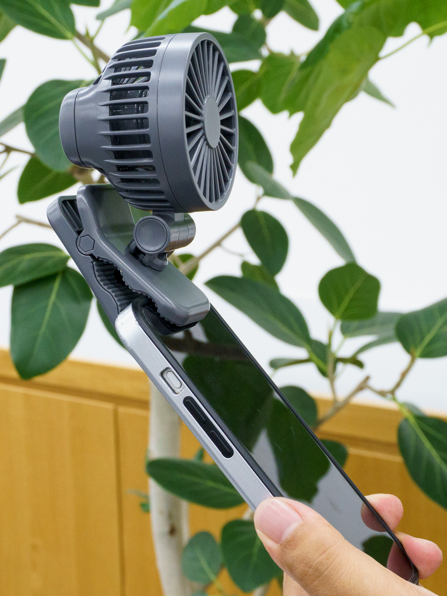 軽いのでスマホにはさんで持ち運ぶことも可能