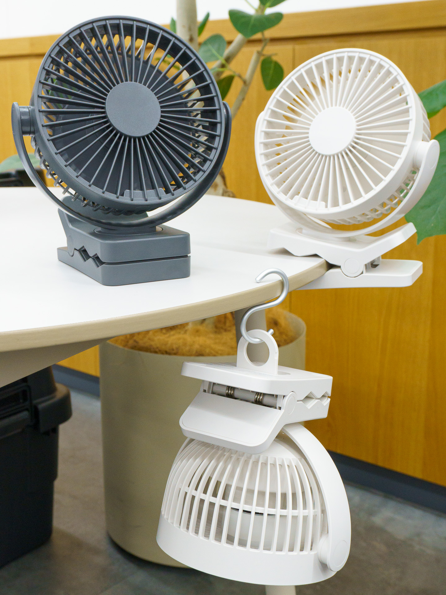 置いても使える充電式クリップファン（各2990円）