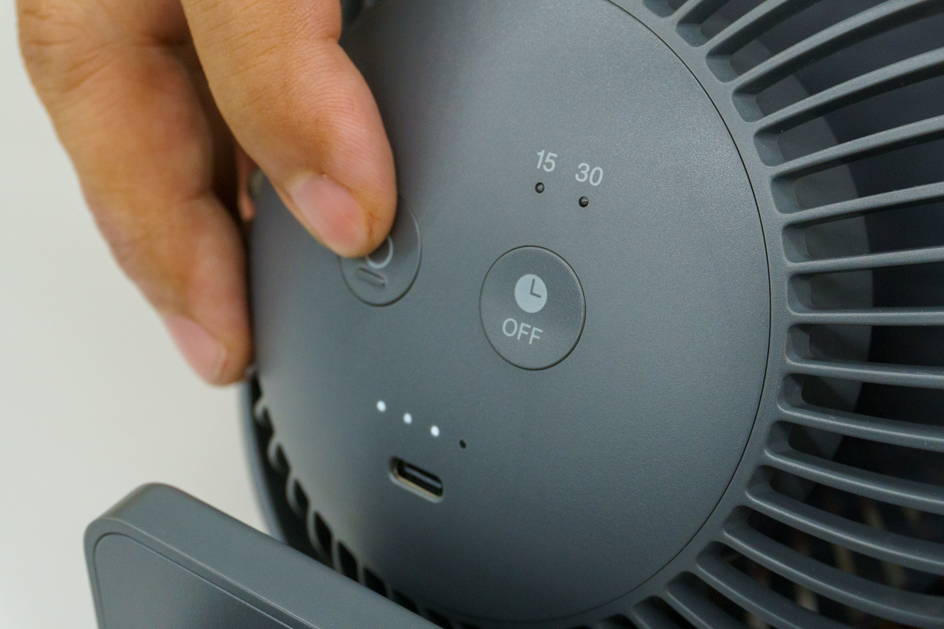 電源ボタンで風量（4段階）を切り替え可能。15分/30分のオフタイマーも搭載している