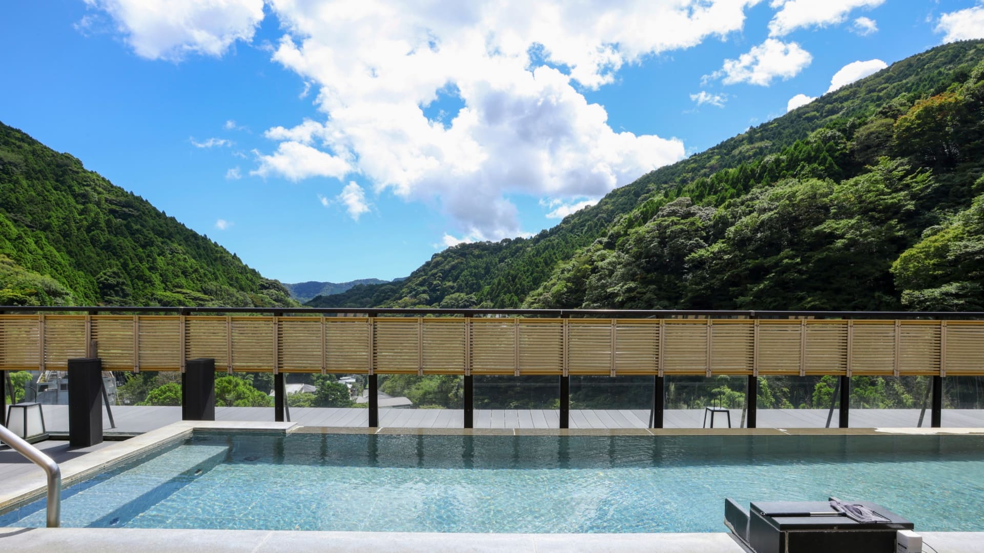 展望露天風呂「大空」。奥湯河原の豊かな自然を望む