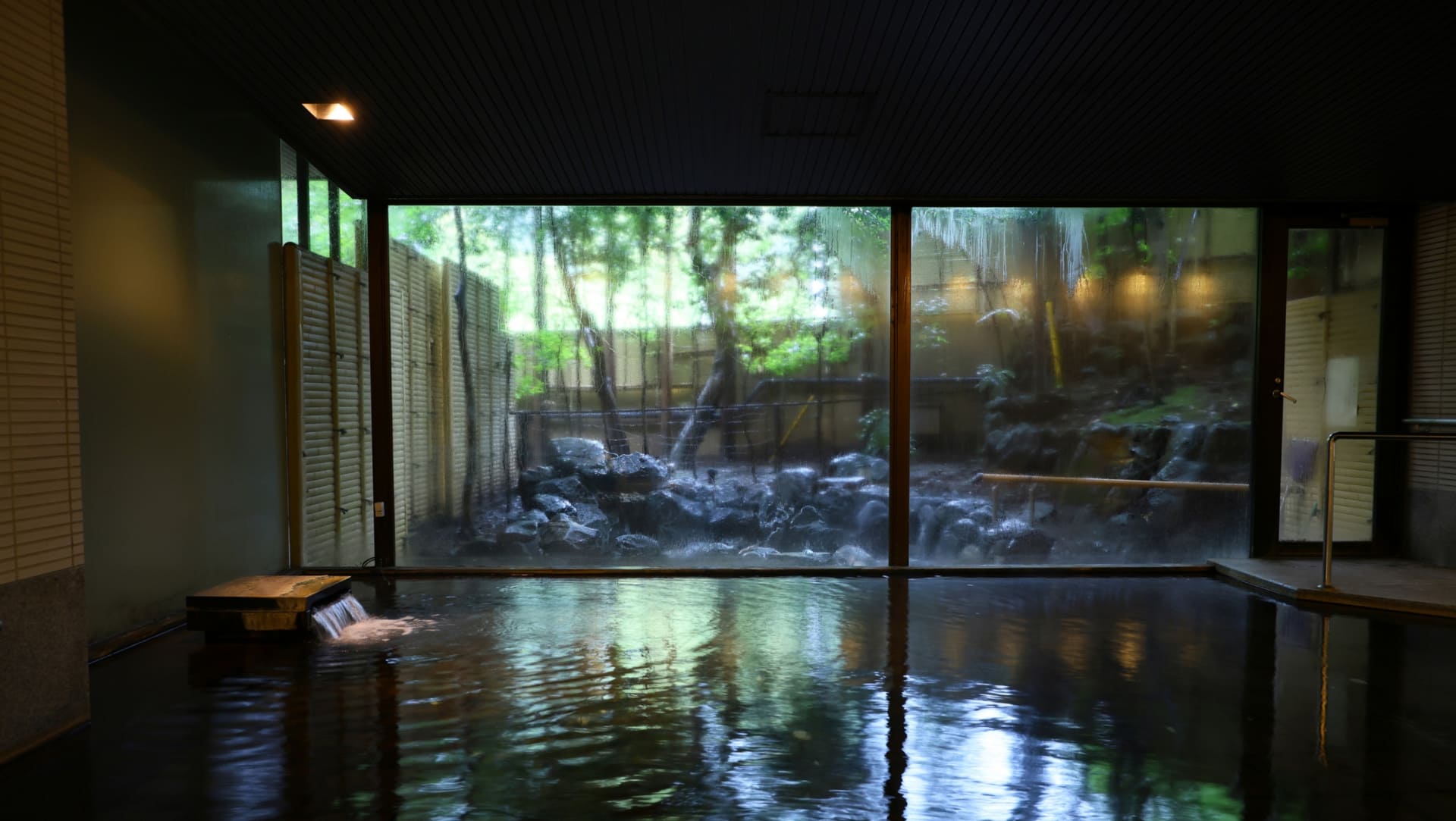 大浴場は黒御影石に縁取られた伊豆石の浴槽