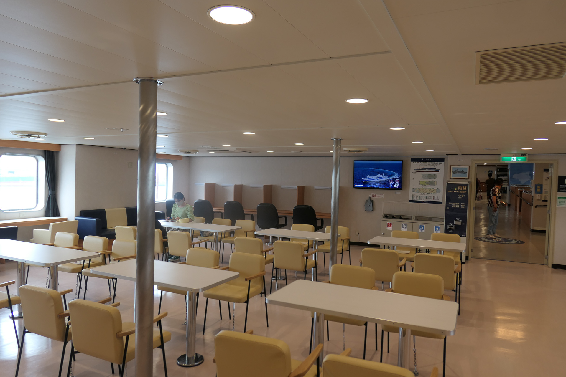 「フェリーあい」船内