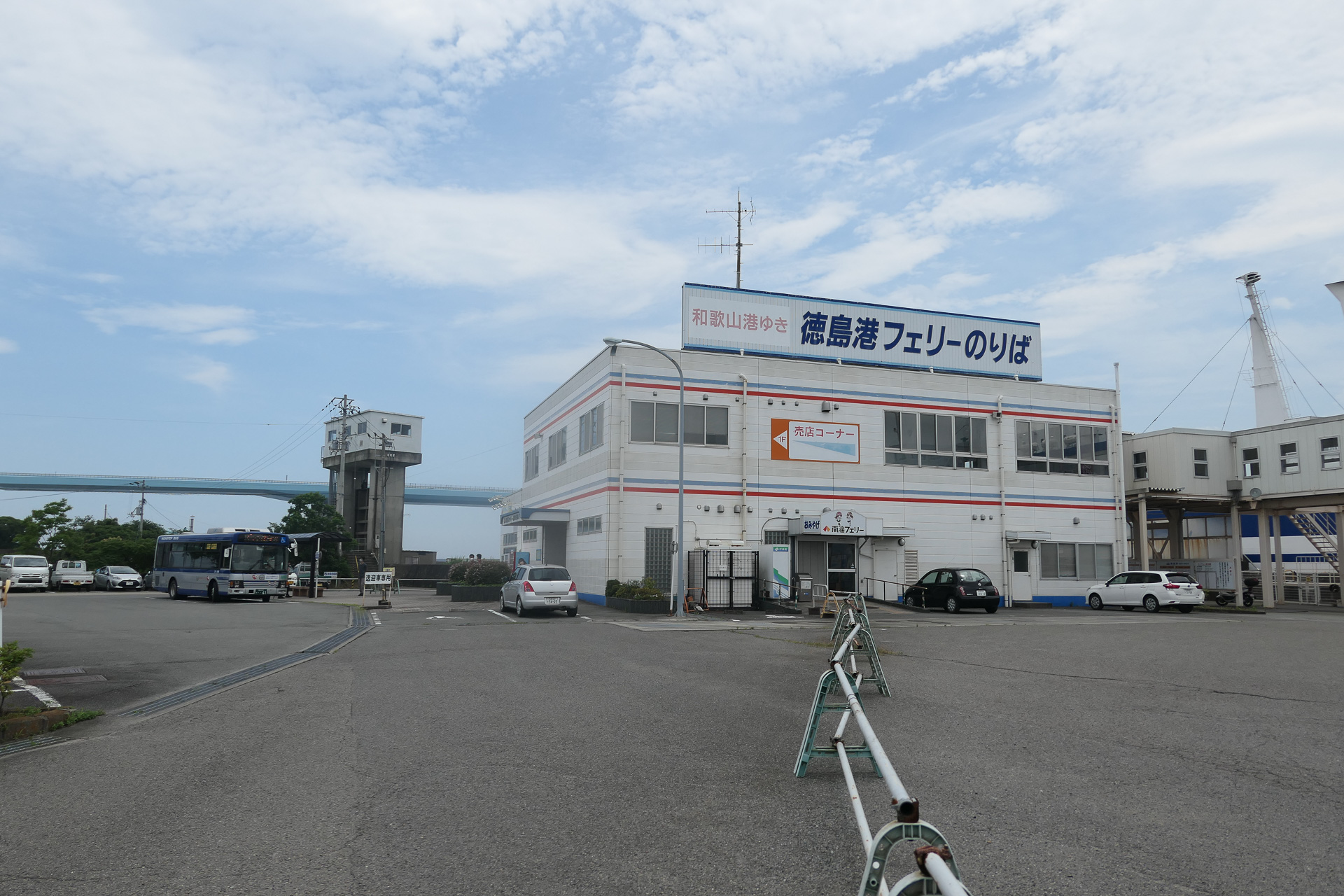 徳島港フェリー乗り場。市営バスが接続で待機している