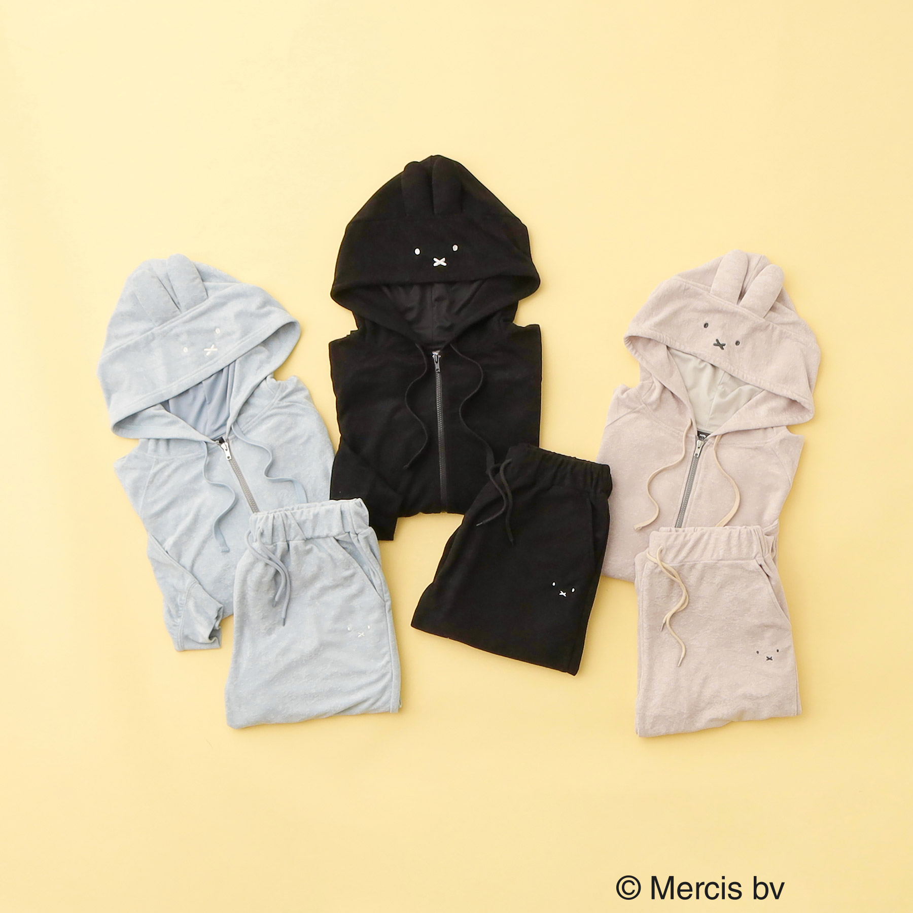 ミッフィー パイルルームセットアップ（3色、各7700円）。耳と顔をデザインしたジップアップフーディとパンツのセット