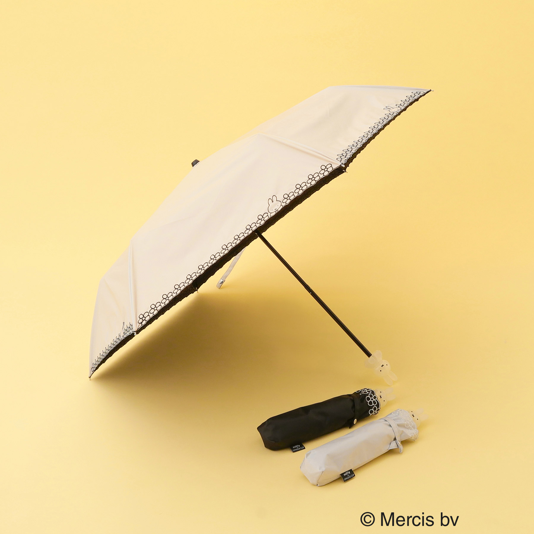 ミッフィー 晴雨兼用折りたたみ傘（2色、各4979円）。スカラップ刺繍×モノトーン配色で大人かわいいデザイン。内側部分は遮光性99％のブラック生地