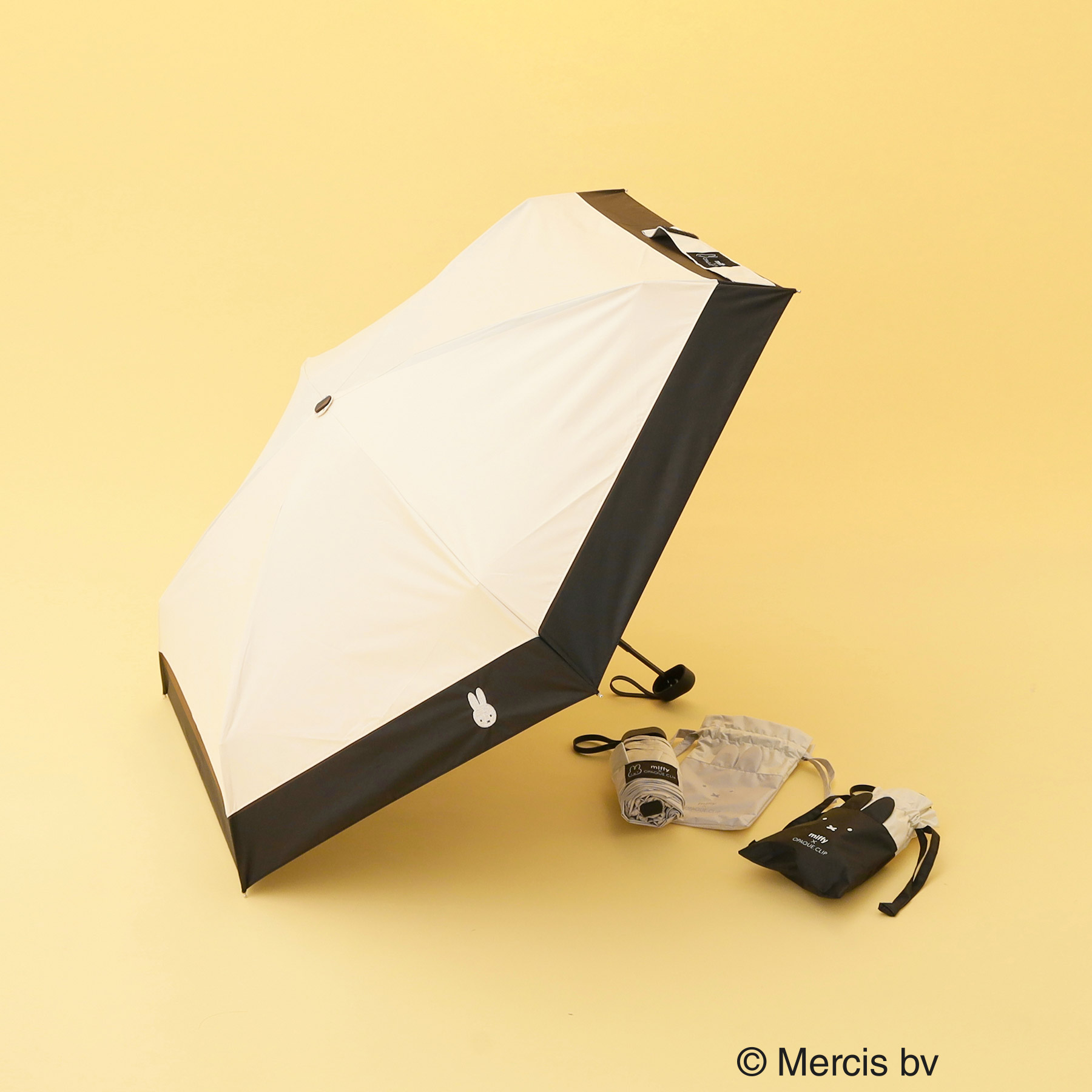 ミッフィー 巾着入り晴雨兼用折りたたみ傘（2色、各4979円）。巾着付きで持ち運びやすいコンパクトサイズ。内側部分は遮光性99％のブラック生地