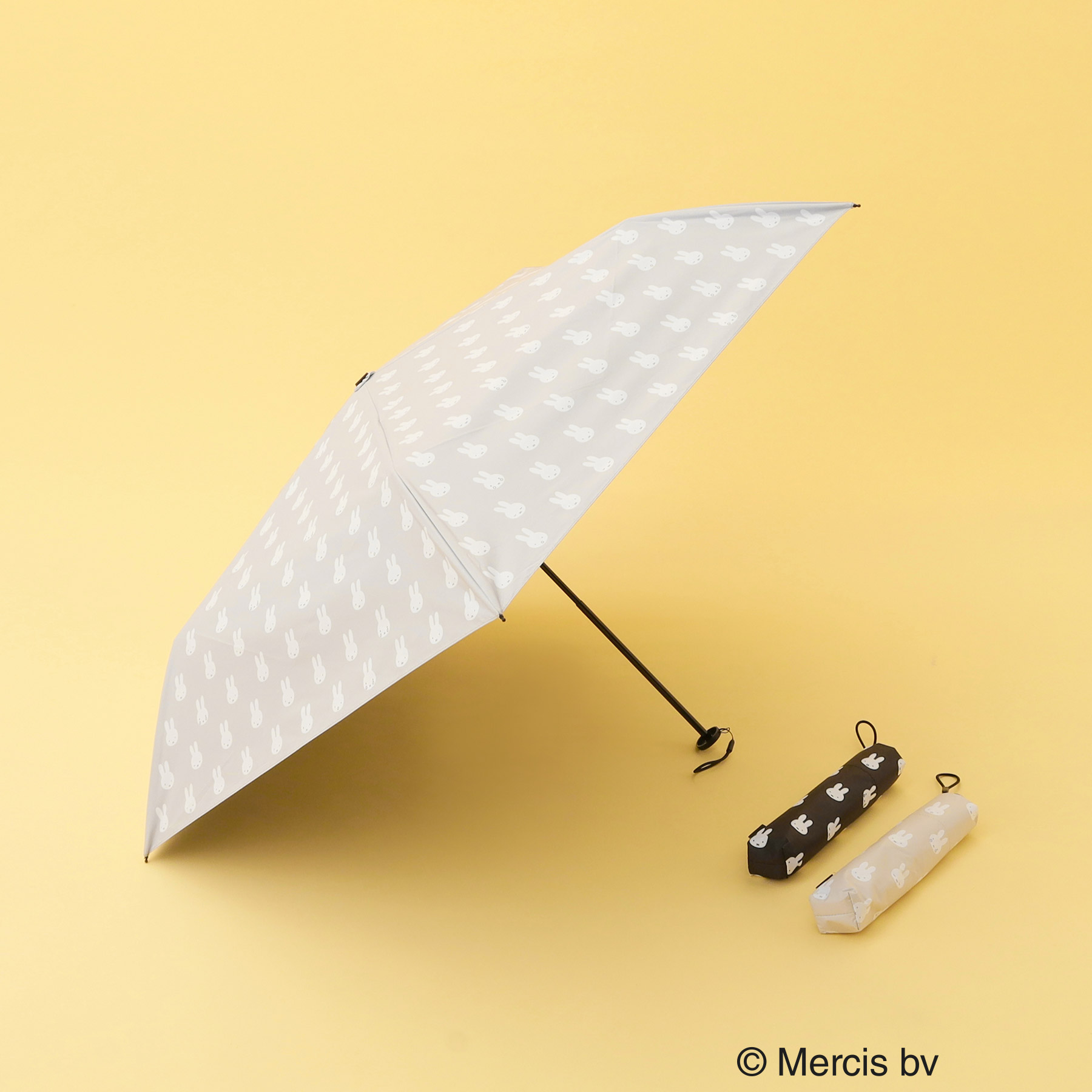 ミッフィー 総柄プリントデザイン晴雨兼用軽量折りたたみ傘（2色、各4479円）。顔の総柄デザイン×モノトーン配色。内側部分は遮光性99％のブラック生地