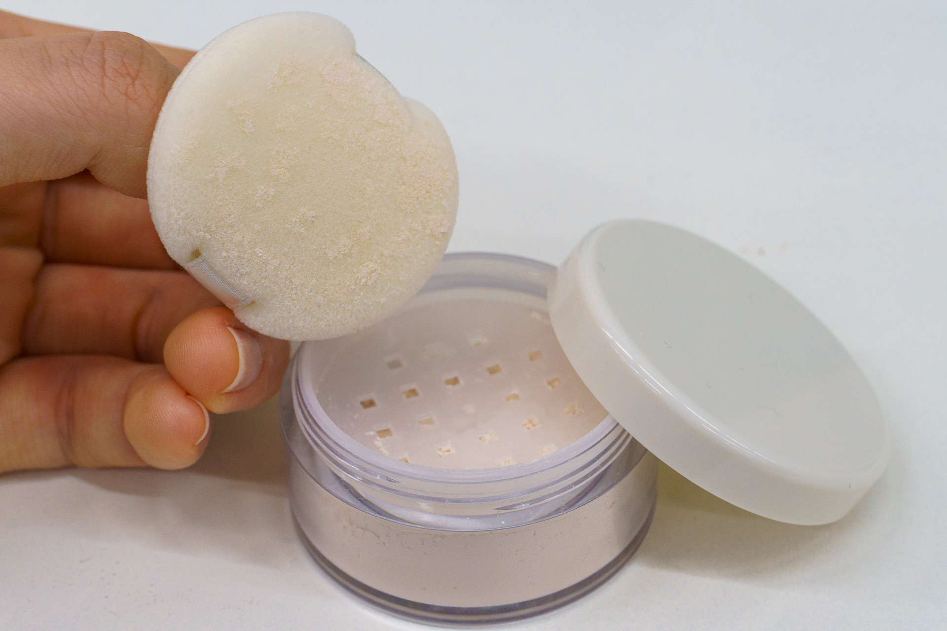 皮脂くずれ防止 日焼け止めパウダー（5.5g 990円）は数量限定