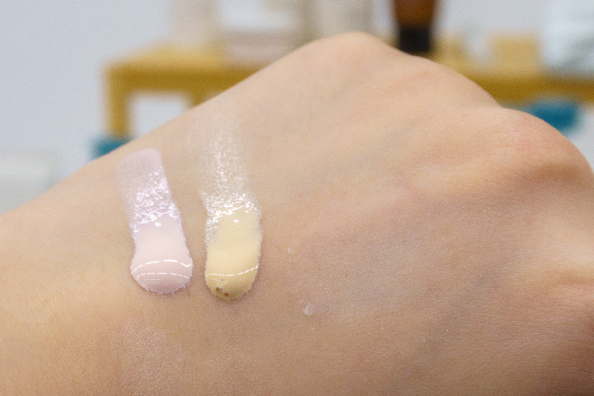 左から日焼け止めミルク クリアピンク、ライトベージュ、日焼け止めパウダー（後述）を手の甲に塗った様子。ミルクはしっとりとして伸びがよく、パウダーは何度かたたき込んでもあまり白くならなかった