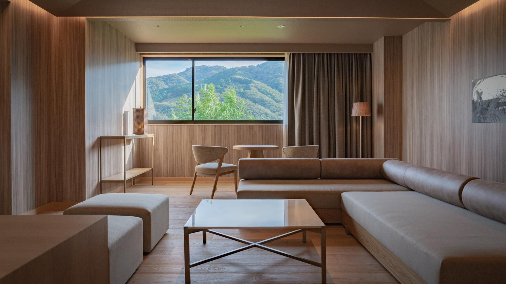 眺めのいい最上階の角部屋「三輪のスイート」（80m<span class="em sup">2</span>）。ベッドルーム/リビングスペース/露天風呂で構成