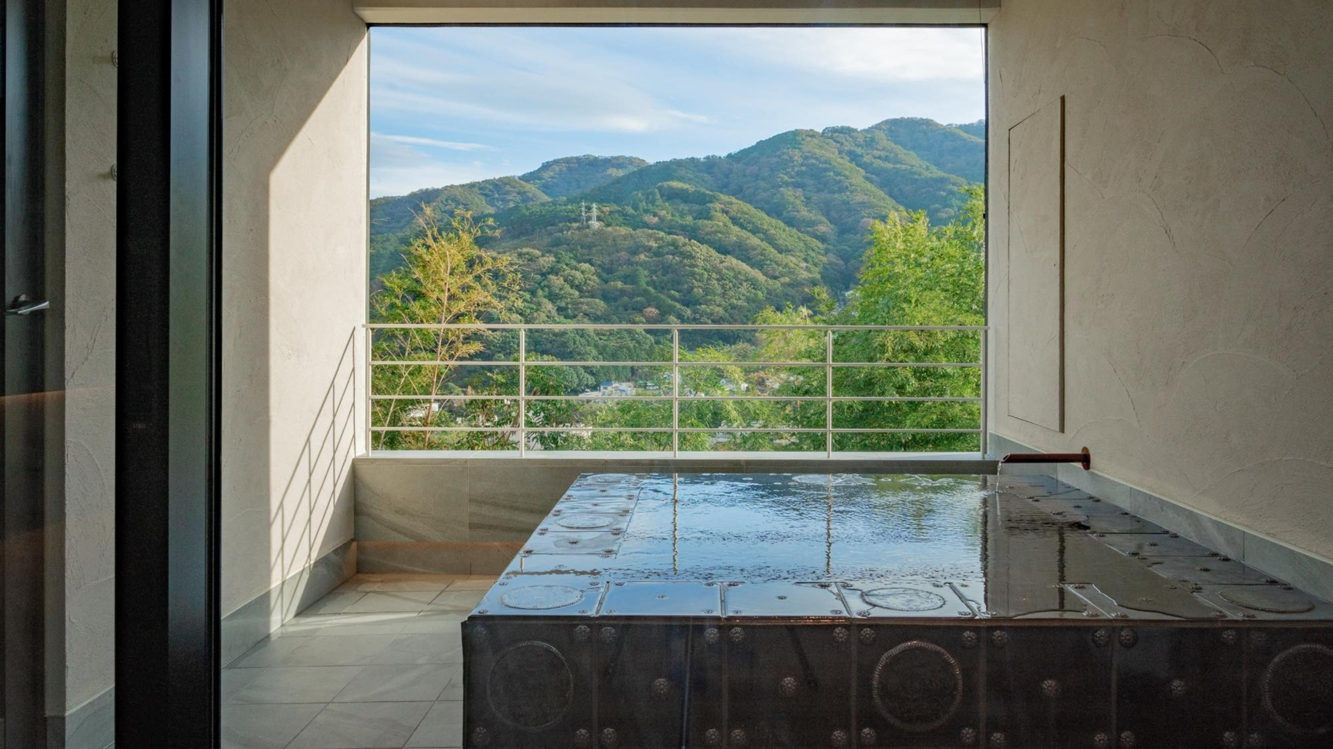 「楽天トラベル 春夏フェア」開催中。湯河原温泉の三輪など人気宿がお得に（写真はスイートの客室露天風呂）