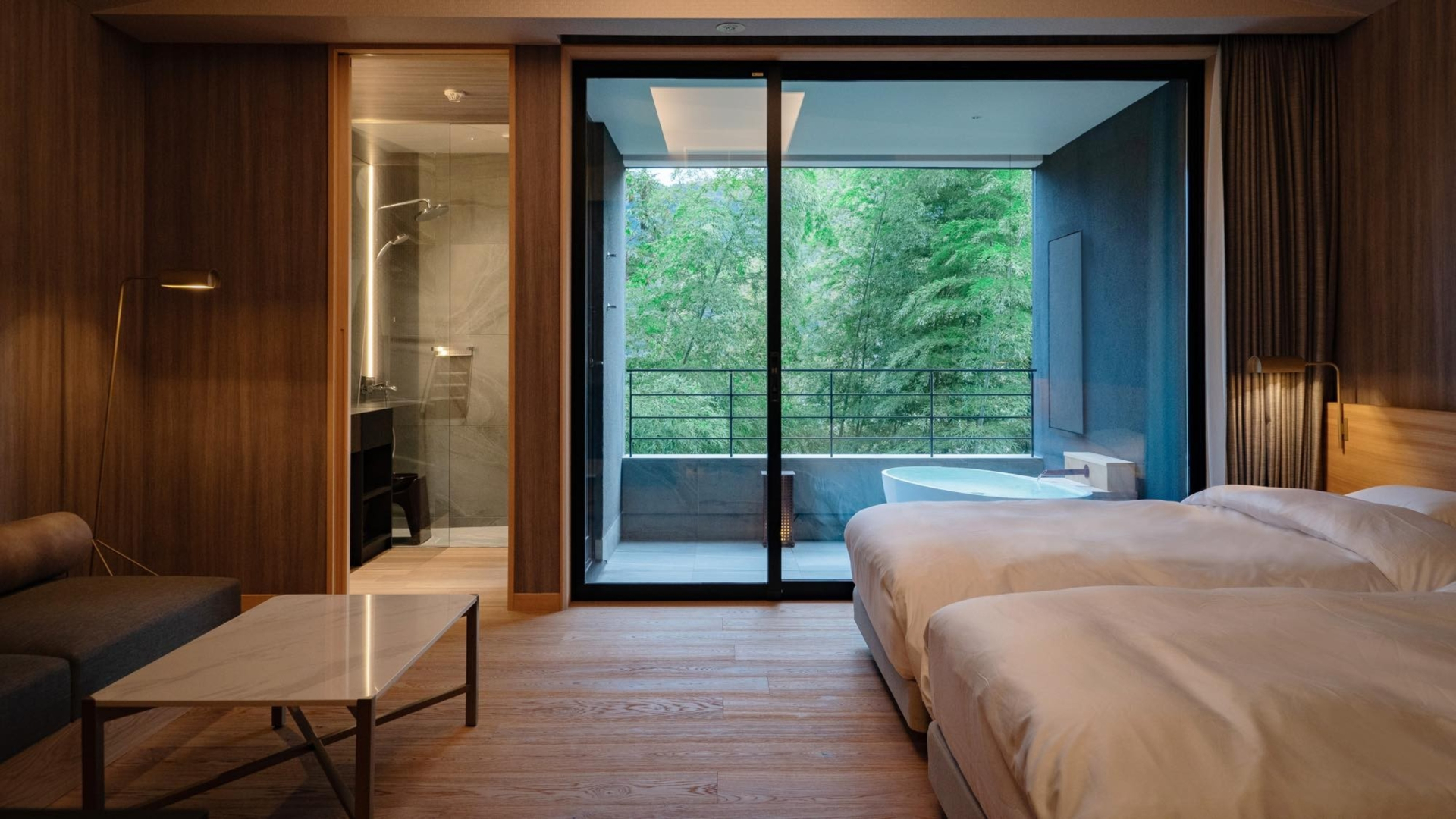 2階と3階の「山水のツイン」（40m<span class="em sup">2</span>）。露天風呂は豊かな森を望む楕円の湯船