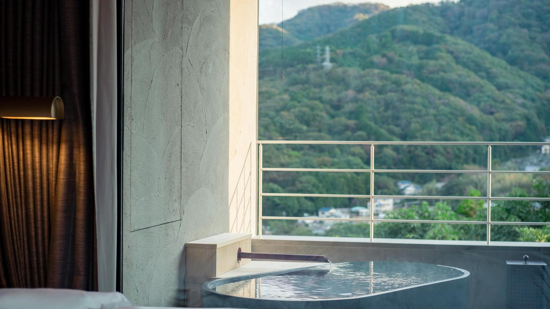 2階と3階の「山水のツイン」（40m<span class="em sup">2</span>）。露天風呂は豊かな森を望む楕円の湯船