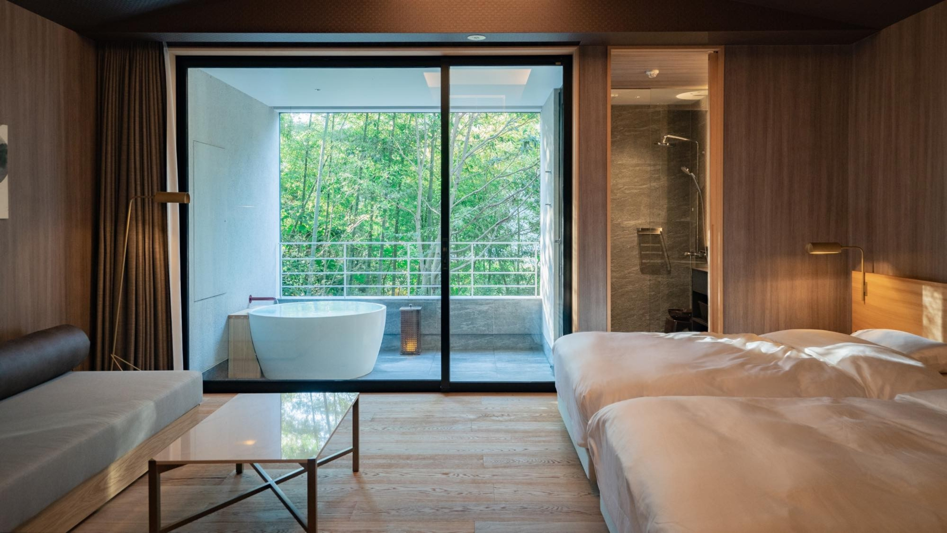 1階の「木立のツイン」（40m<span class="em sup">2</span>）。露天風呂は木漏れ日が差す白い正円の湯船