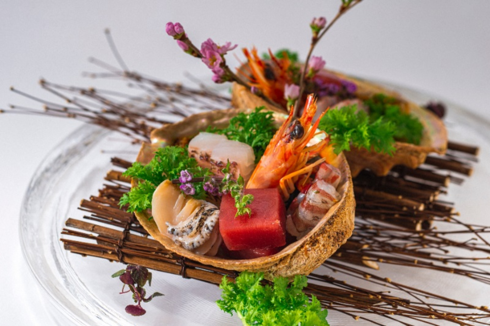 和食×イタリアの創作ディナー。お造りやメインの肉料理、〆のトリュフご飯、デザートなど季節ごとに異なる全10品