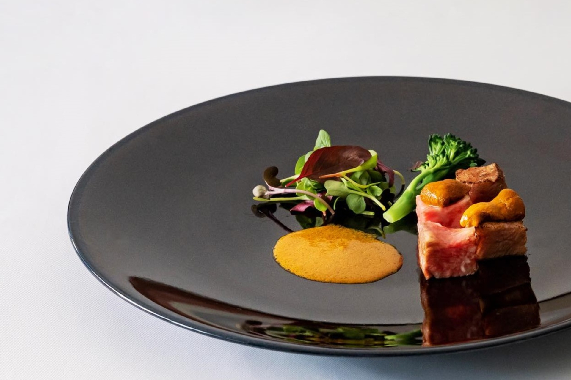 和食×イタリアの創作ディナー。お造りやメインの肉料理、〆のトリュフご飯、デザートなど季節ごとに異なる全10品