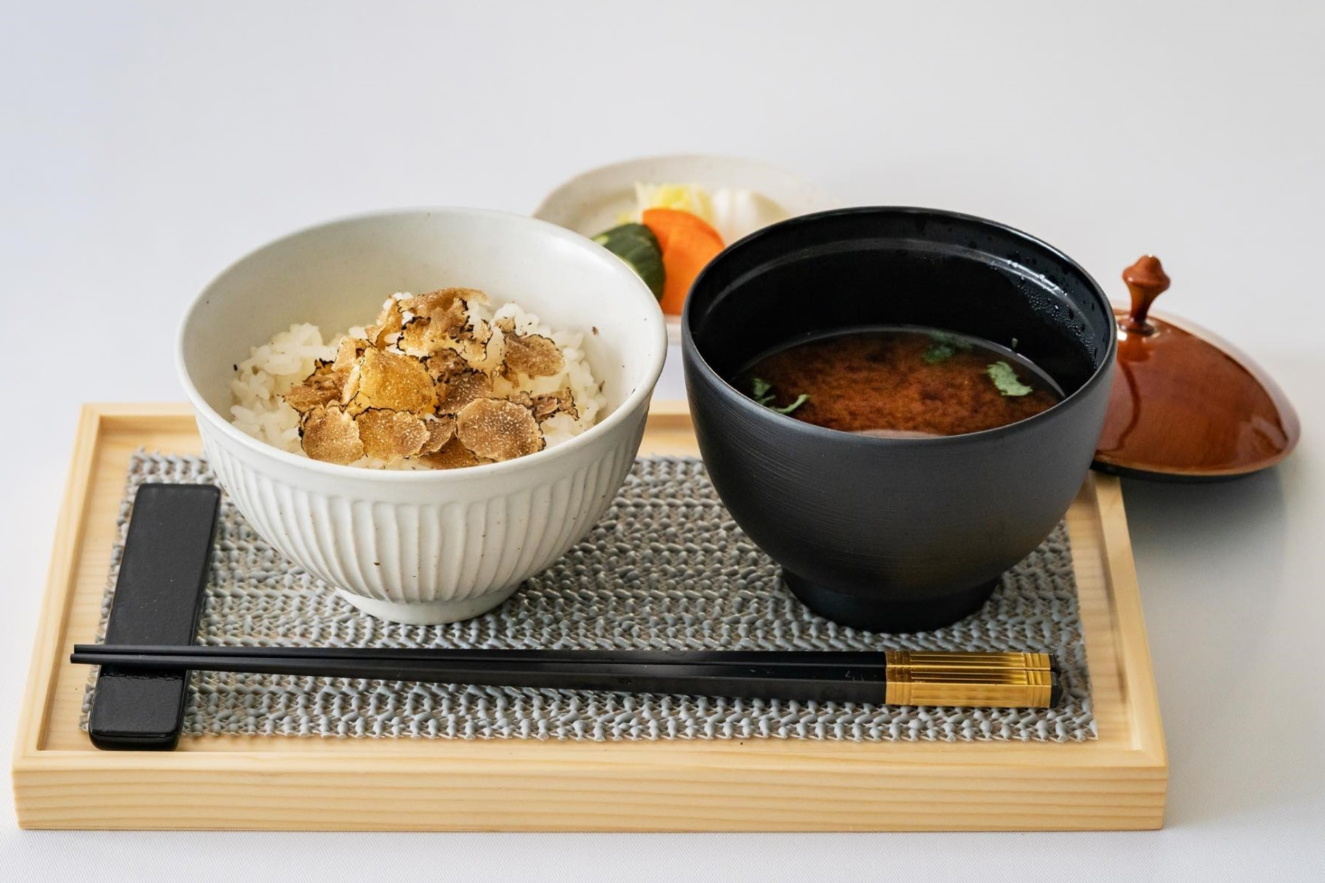 和食×イタリアの創作ディナー。お造りやメインの肉料理、〆のトリュフご飯、デザートなど季節ごとに異なる全10品