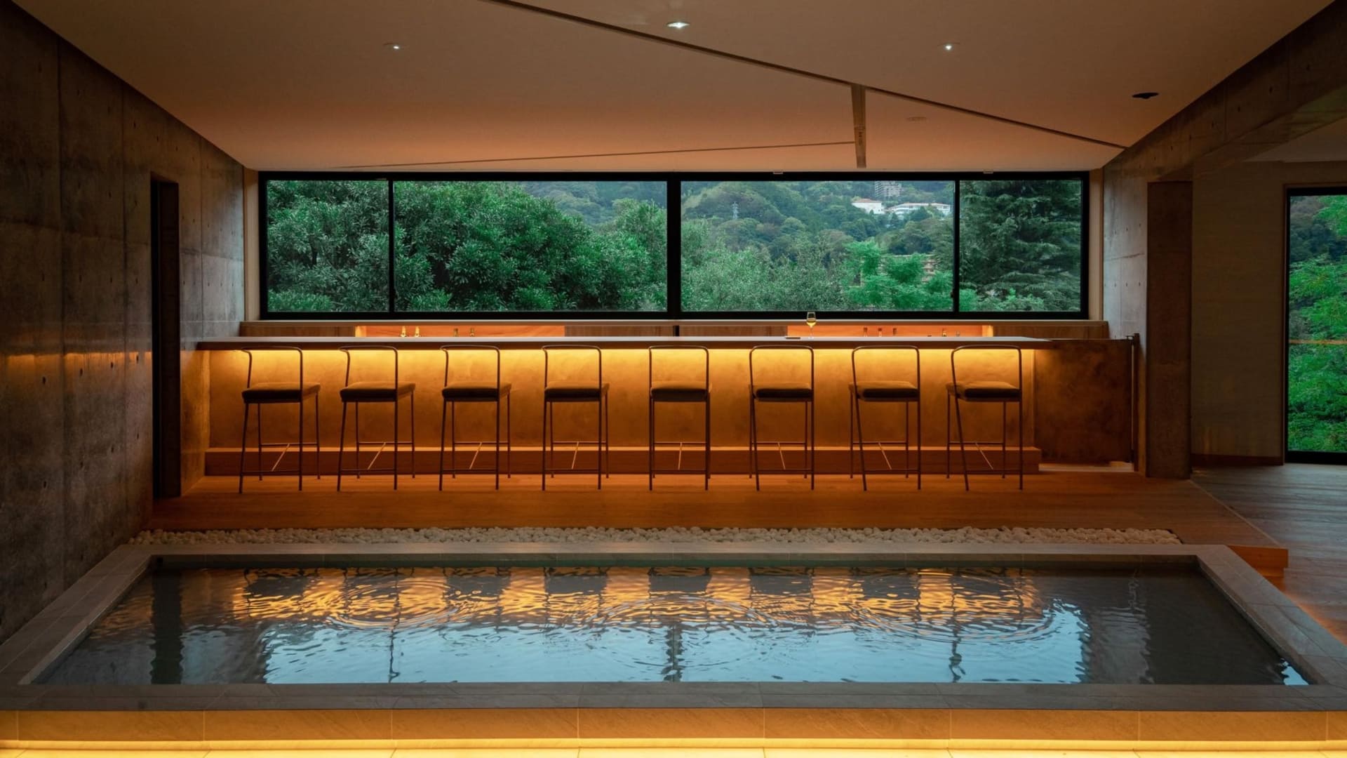 エントランスには水盤とトチノキでできた6mのバーカウンター