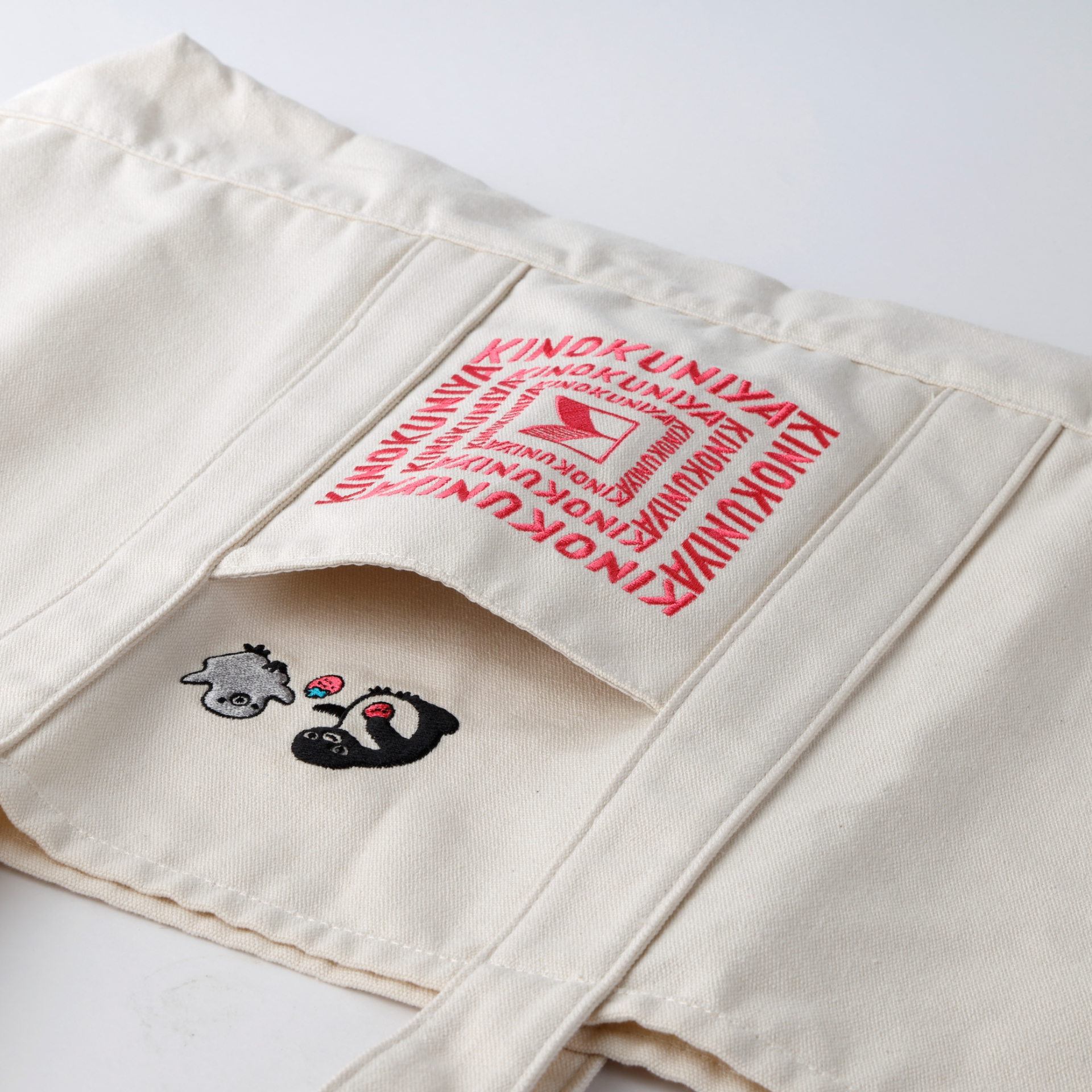 柔らかなキャンバス生地なので荷物を入れても体になじみやすい。外ポケットも備わり、さっと取り出したいスマホなどを収納できる