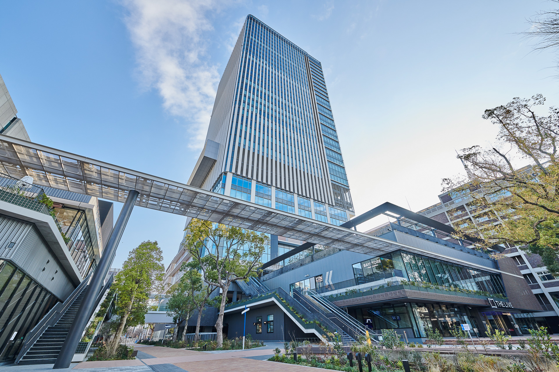 3月19日に開業した複合街区「BASEGATE横浜関内」も徒歩圏内