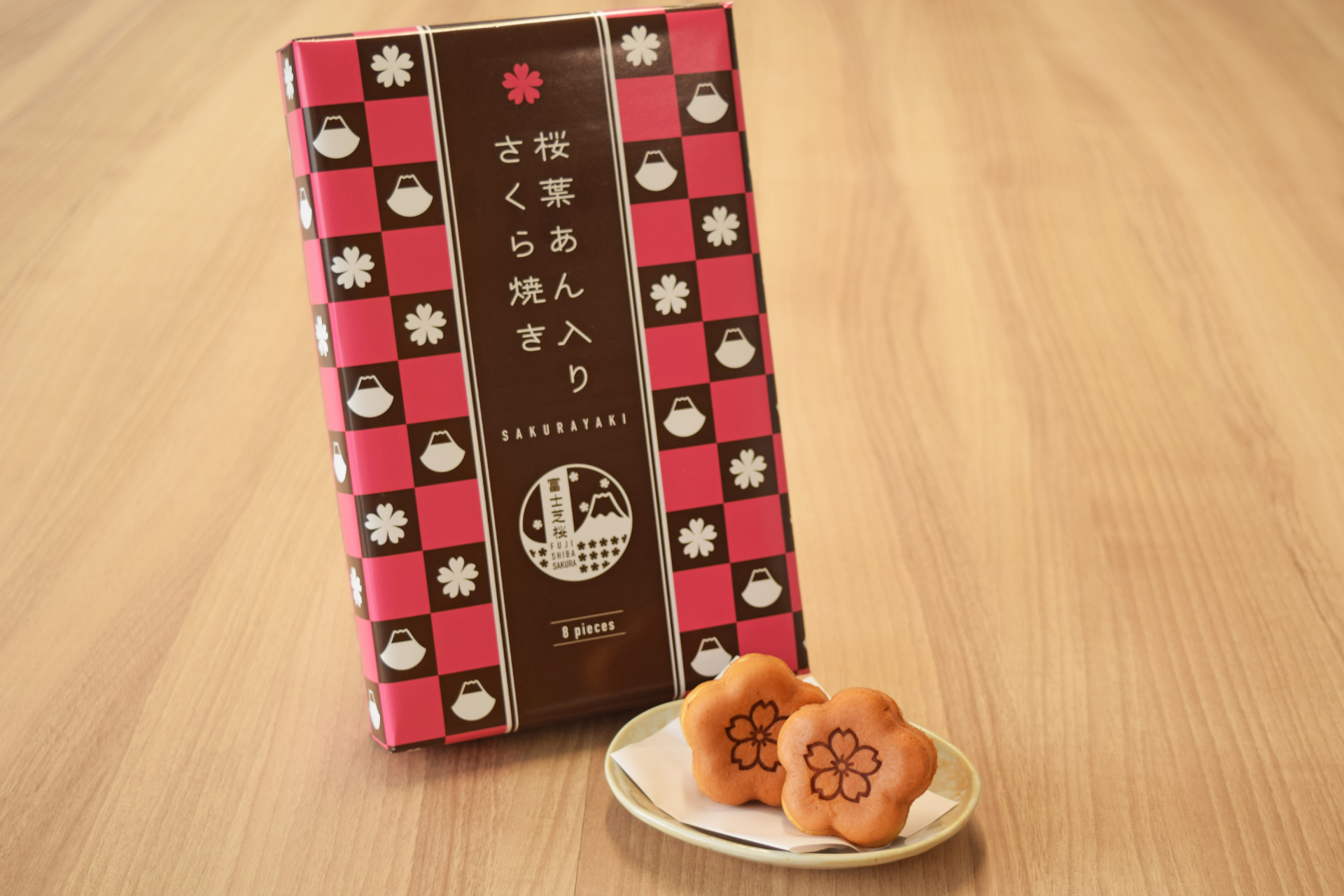 富士芝桜まつり限定パッケージの「フジヤマクッキー」と桜葉あん入り「さくら焼き」