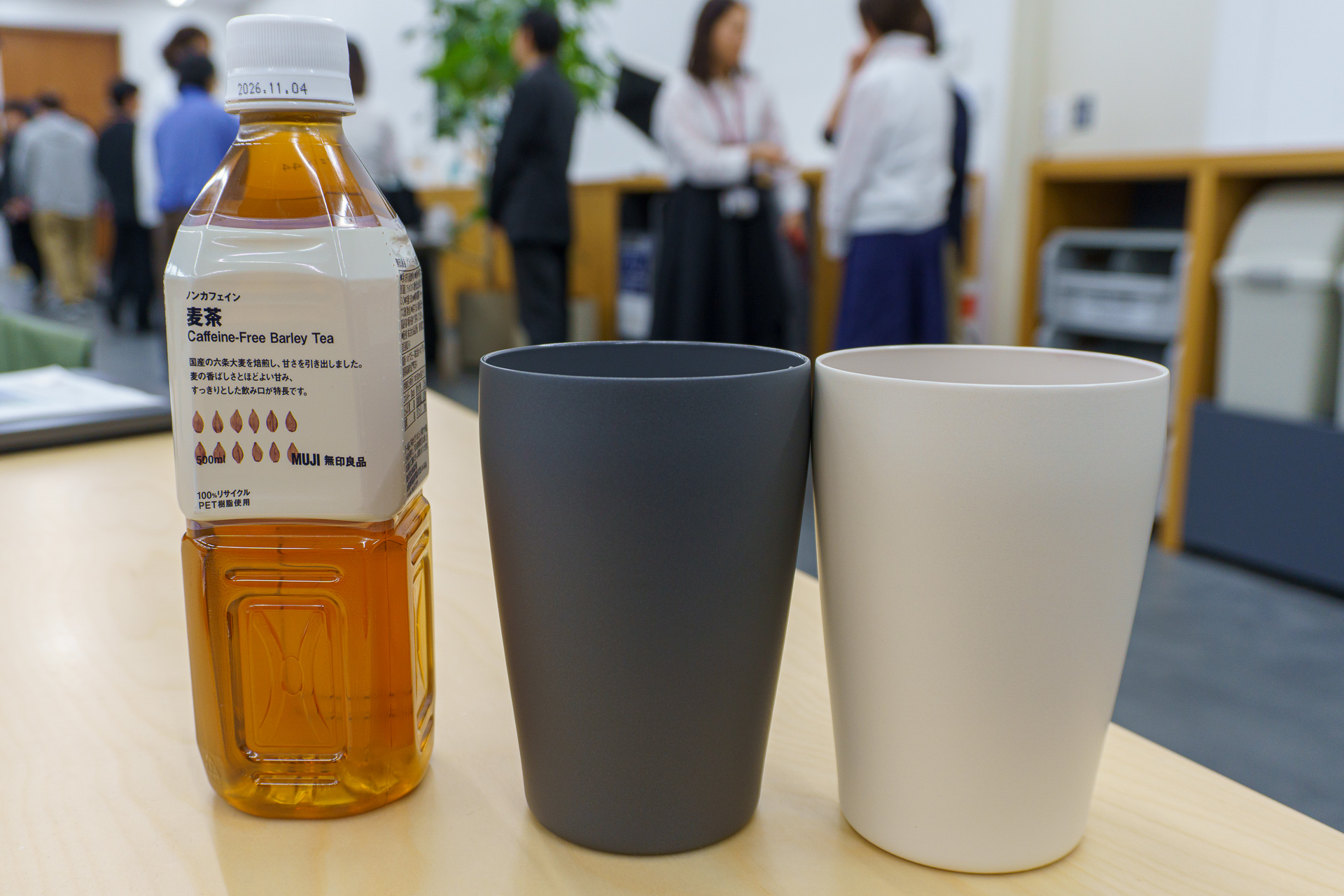 約450mLの保冷タンブラーとノンカフェイン 麦茶（500mL 90円）を並べた様子