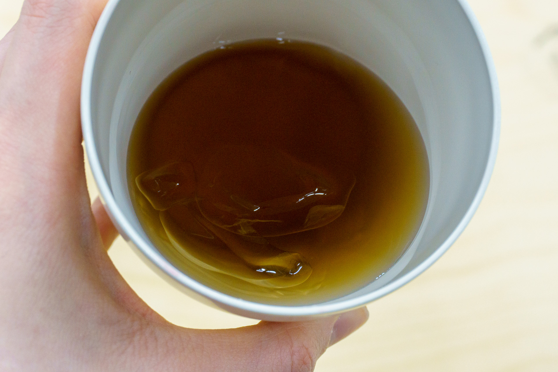 氷と常温の麦茶を入れてから1時間強、室温で放置した様子。氷の形がしっかり残っており、おいしくいただけた