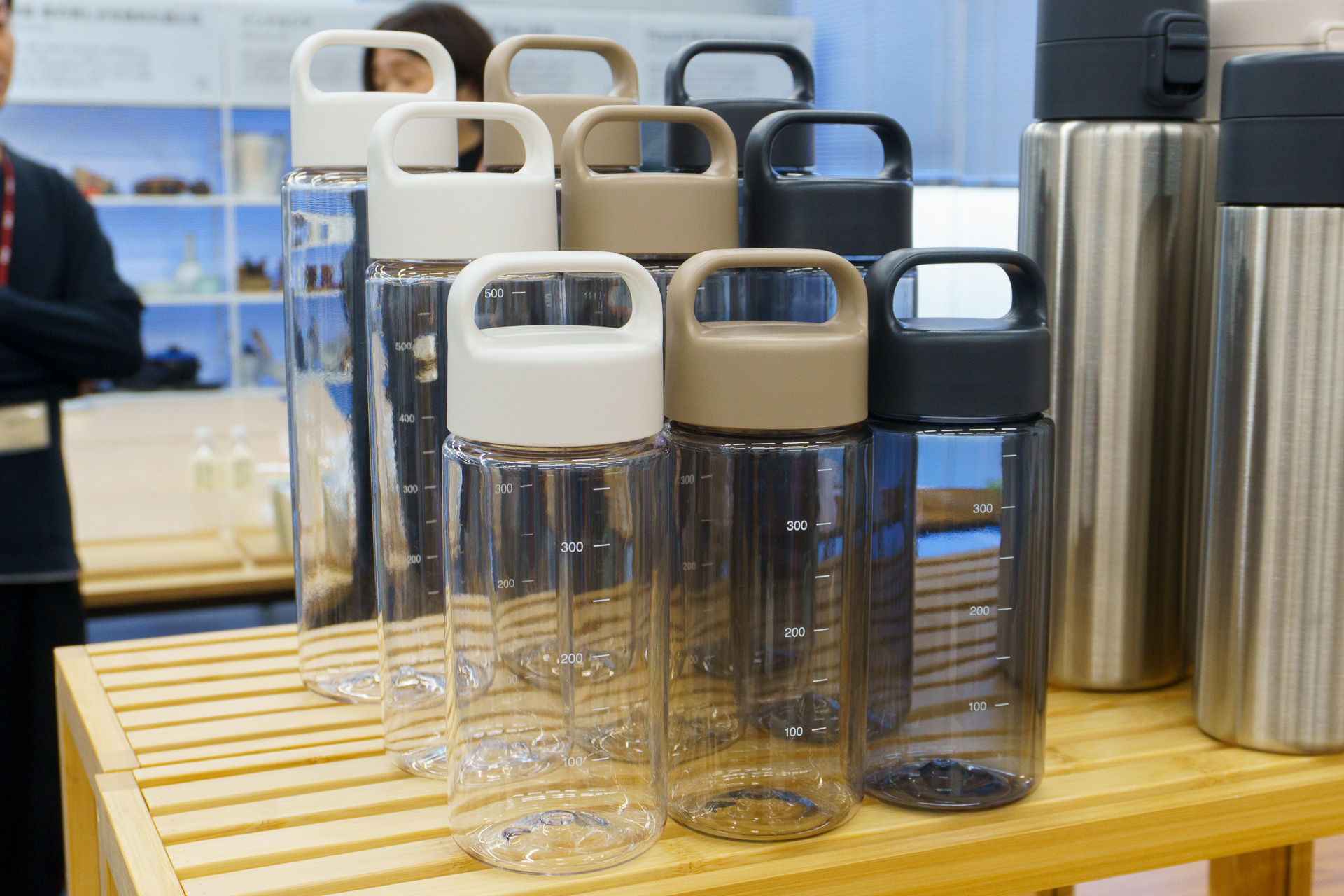 既存カラー（左から白、サンドベージュ、黒）