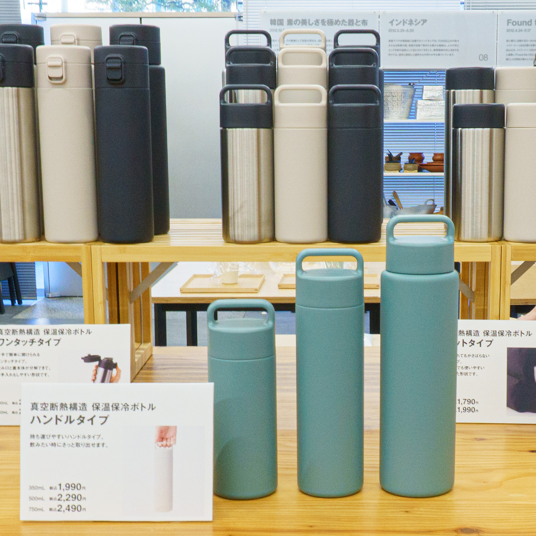 ハンドルタイプの新色（前列）と既存色（後列）