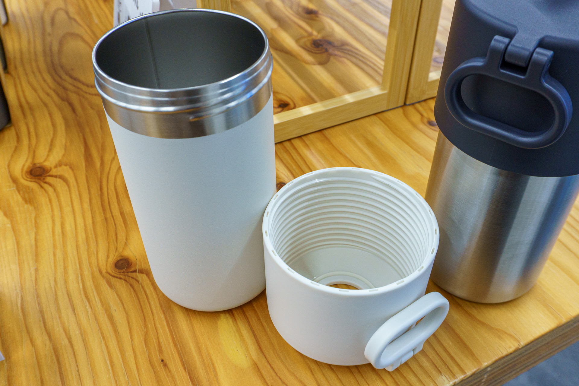 ペットボトルの形状にあわせて本体の高さを調整できる