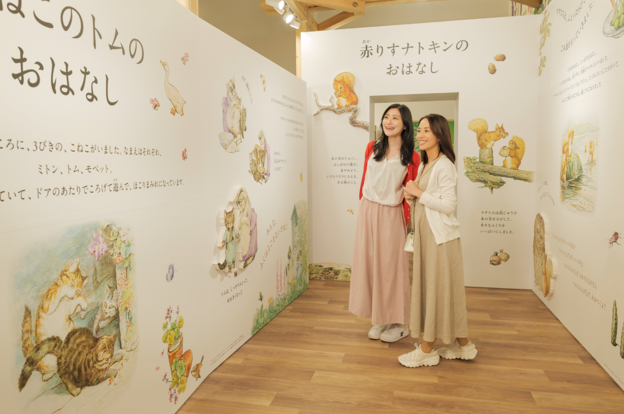 5つの物語をテーマにしたショップ内のギャラリー