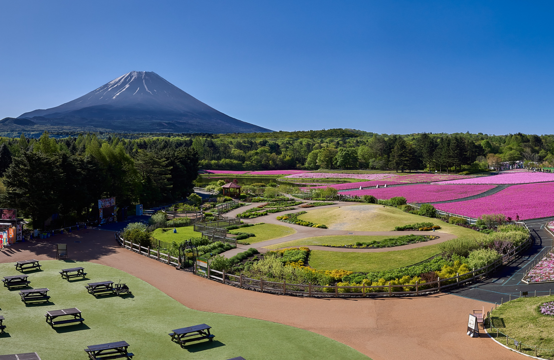 高さ約8mのガーデンタワーからは庭園と富士山を一望