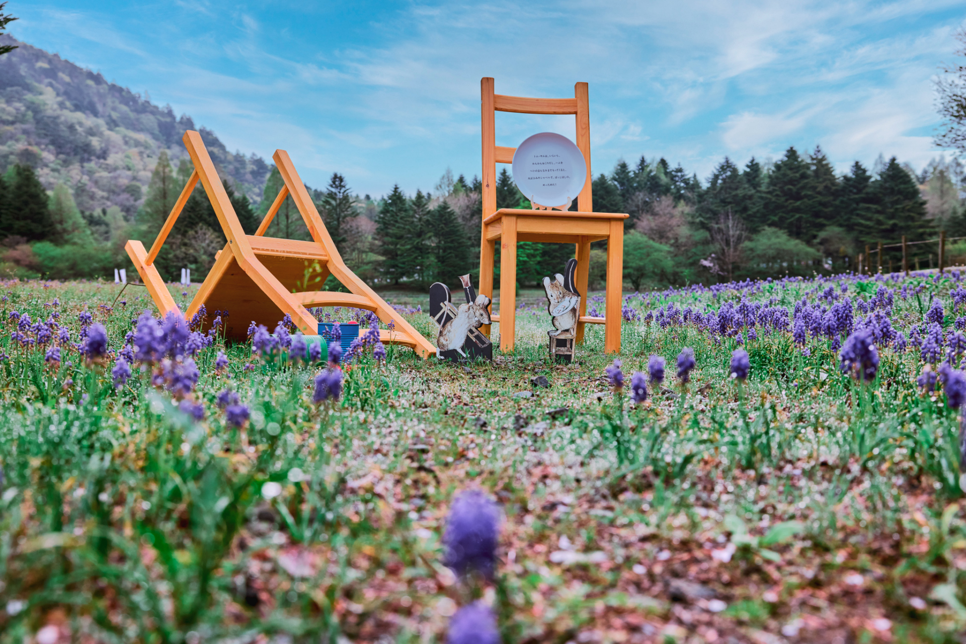 遊歩道に散りばめられたキャラクターを探しながら散策する「ピーターラビット ストーリートレイル」