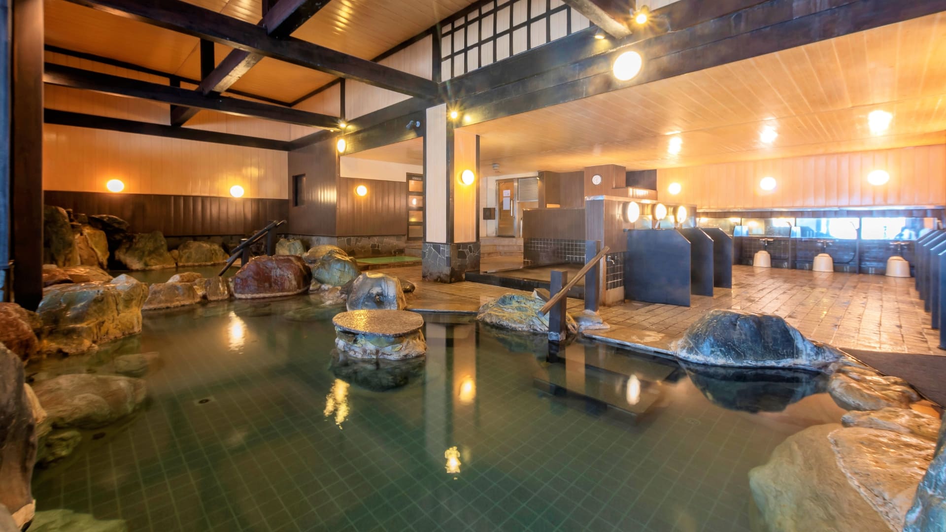 源泉かけ流しの内湯（大浴場）