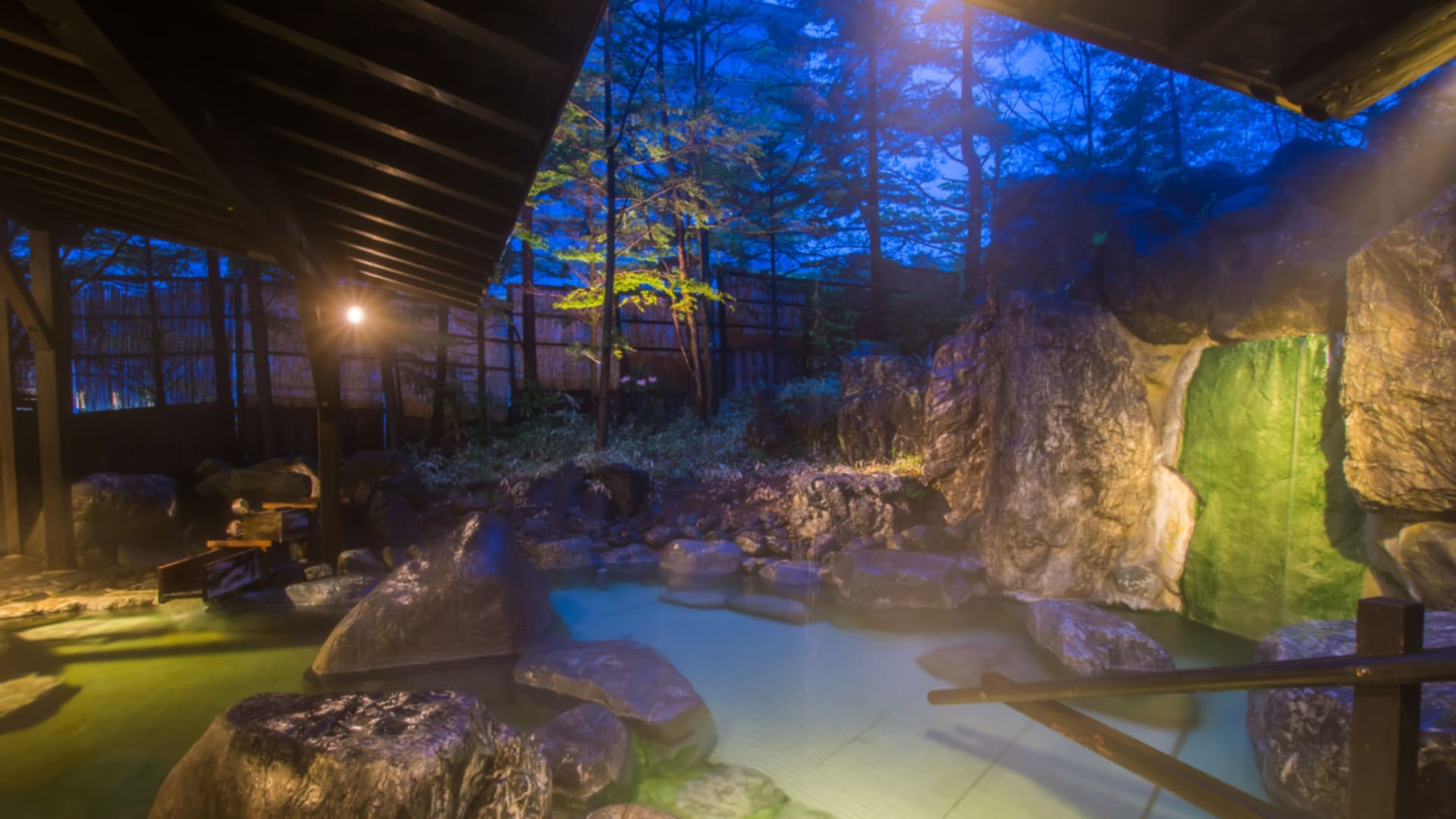 高原の空気が心地よい露天風呂（大浴場）